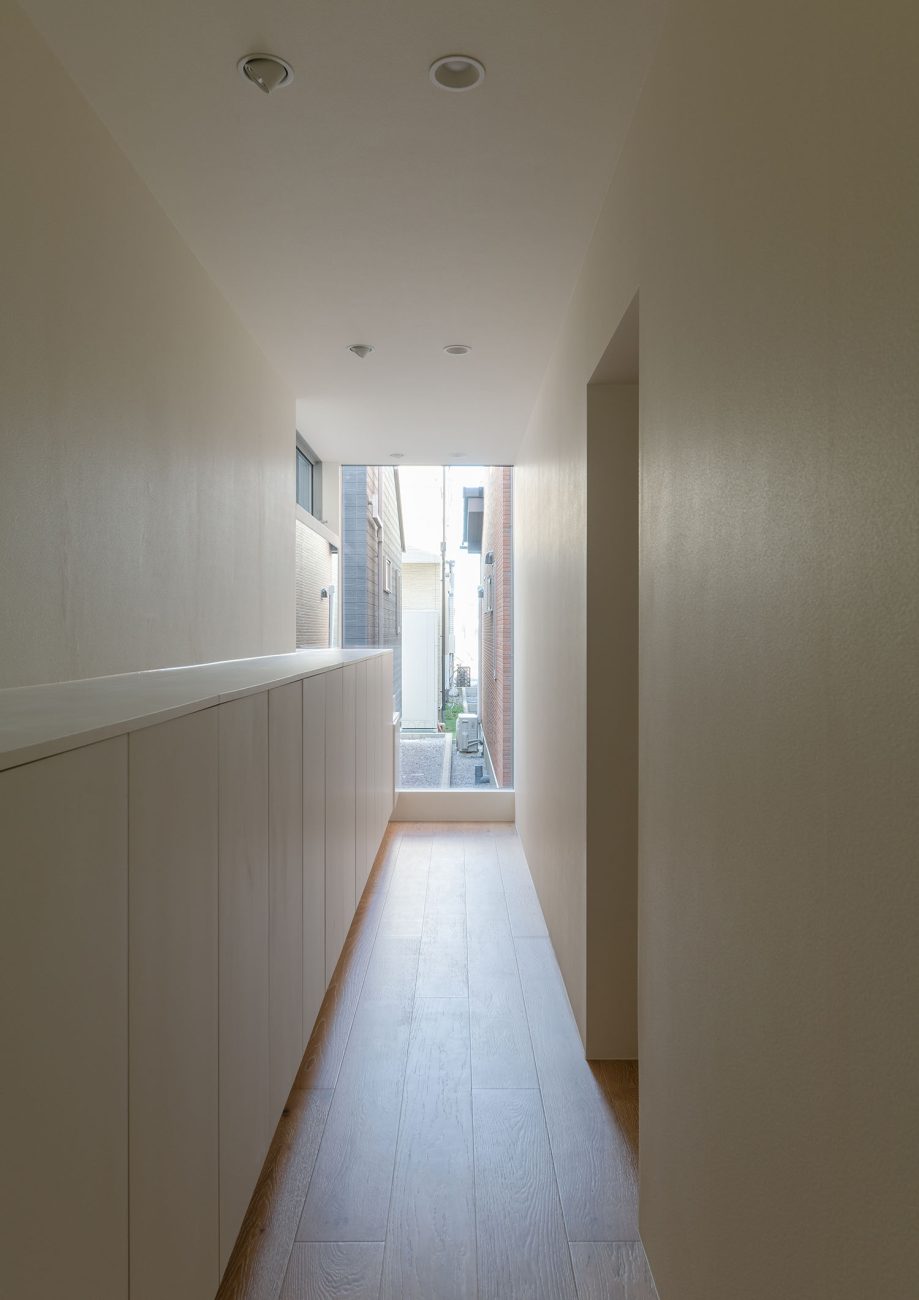 突き当りに窓がある廊下・フリーダムアーキテクツの事例 注文住宅・デザイン住宅建築実例_『CASE701 path』_玄関