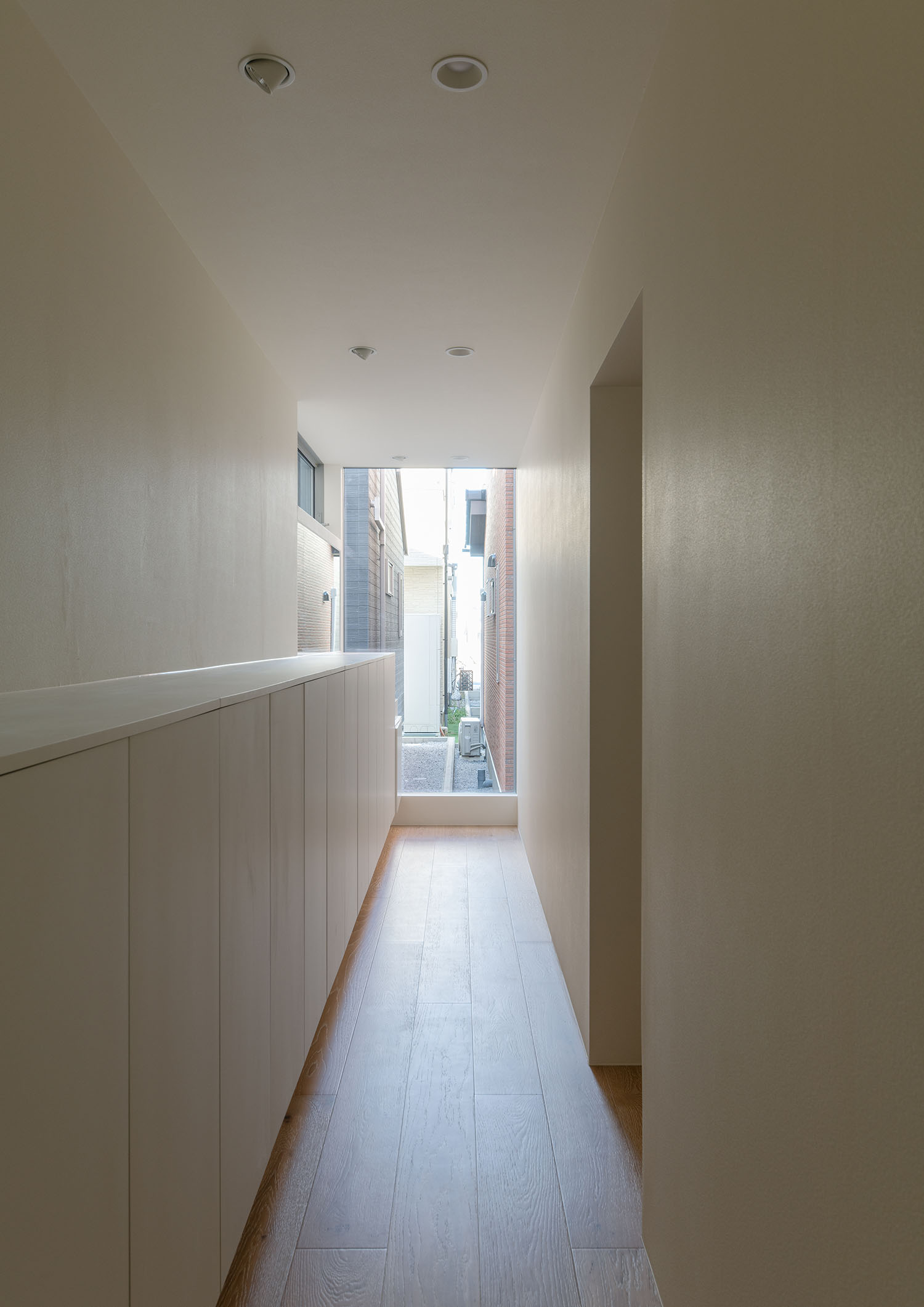 突き当りに窓がある廊下・フリーダムアーキテクツの事例 注文住宅・デザイン住宅建築実例_『CASE701 path』_玄関