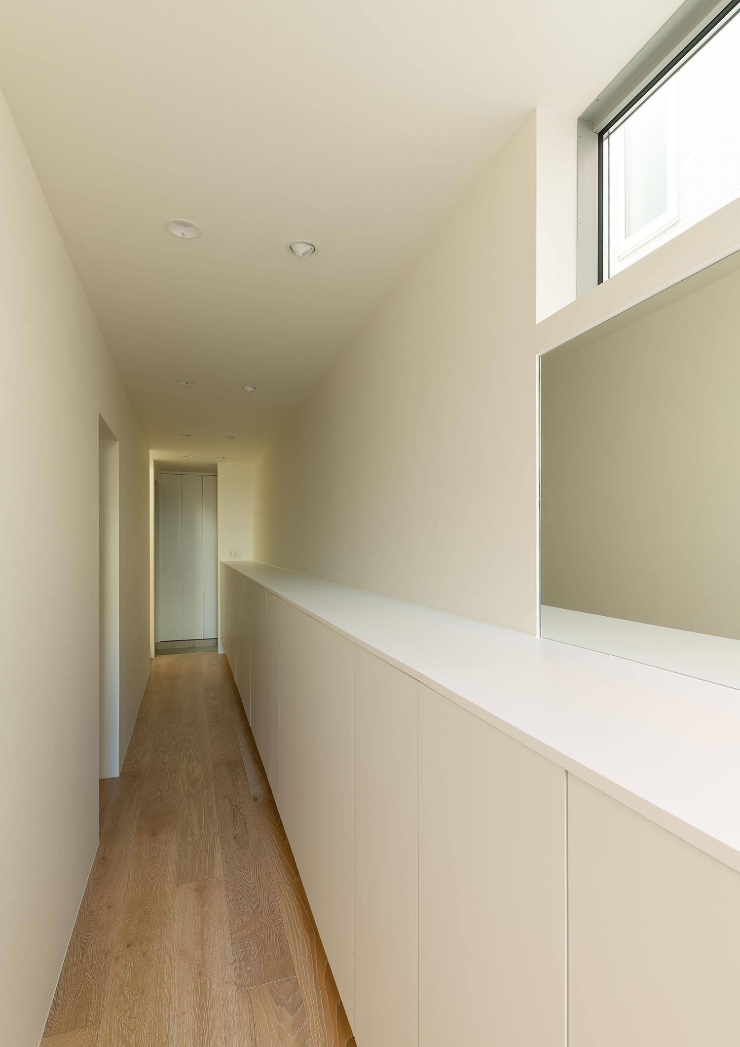 壁一面に棚が並んでいる廊下・フリーダムアーキテクツの事例 注文住宅・デザイン住宅建築実例_『CASE701 path』_玄関