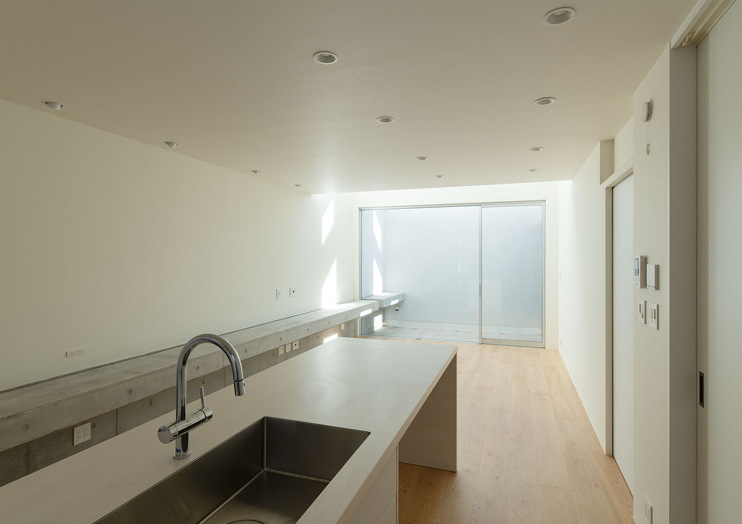 ダイニングが一体となった白いカウンターキッチン・フリーダムアーキテクツの事例 注文住宅・デザイン住宅建築実例_『CASE701 path』_LDK