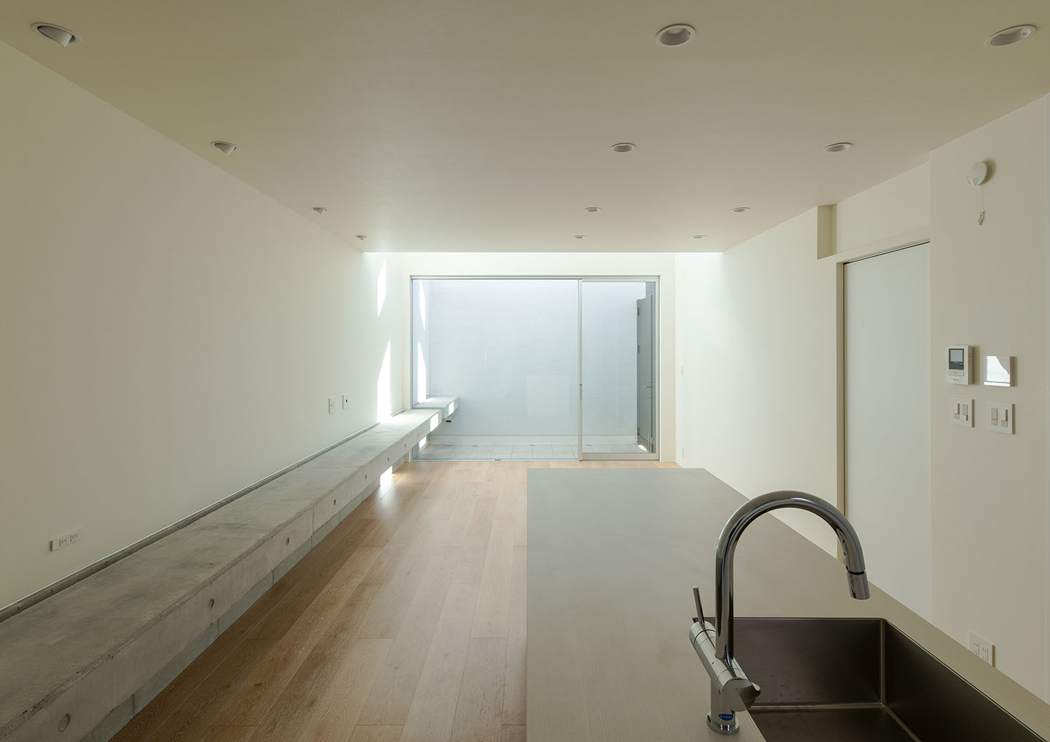 大きな窓があり、シンプルな内装のLDK・フリーダムアーキテクツの事例 注文住宅・デザイン住宅建築実例_『CASE701 path』_LDK