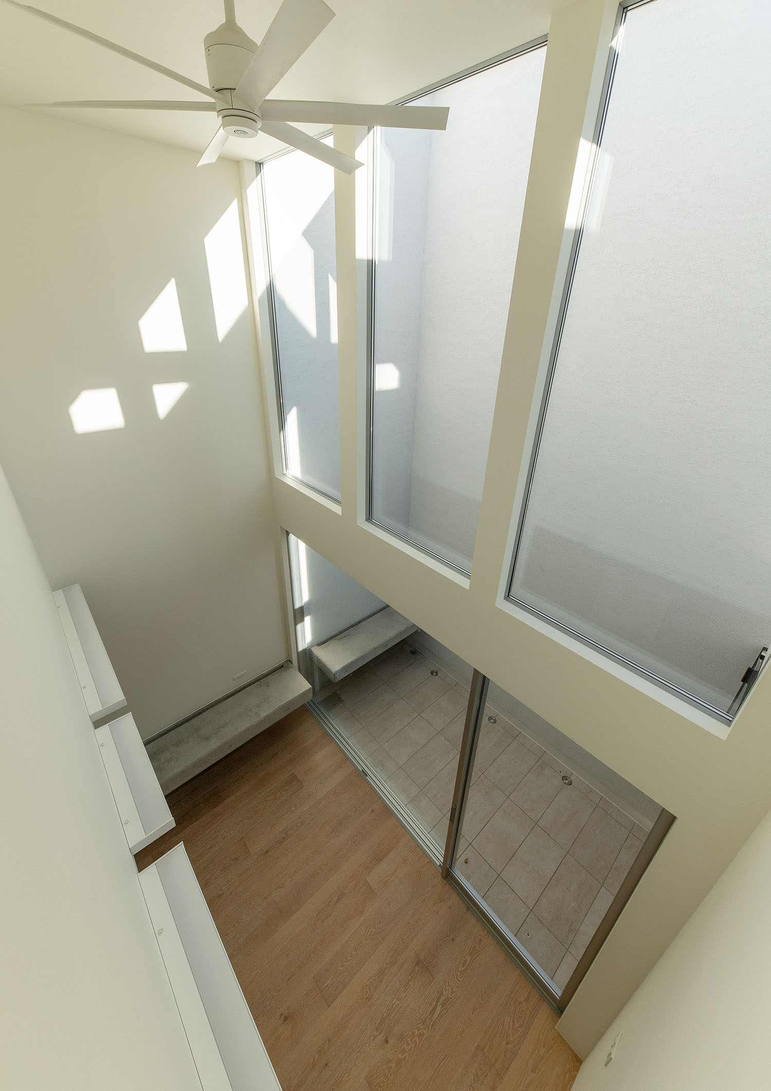 吹き抜けの二階から一階を見下ろした様子・フリーダムアーキテクツの事例 注文住宅・デザイン住宅建築実例_『CASE701 path』_LDK