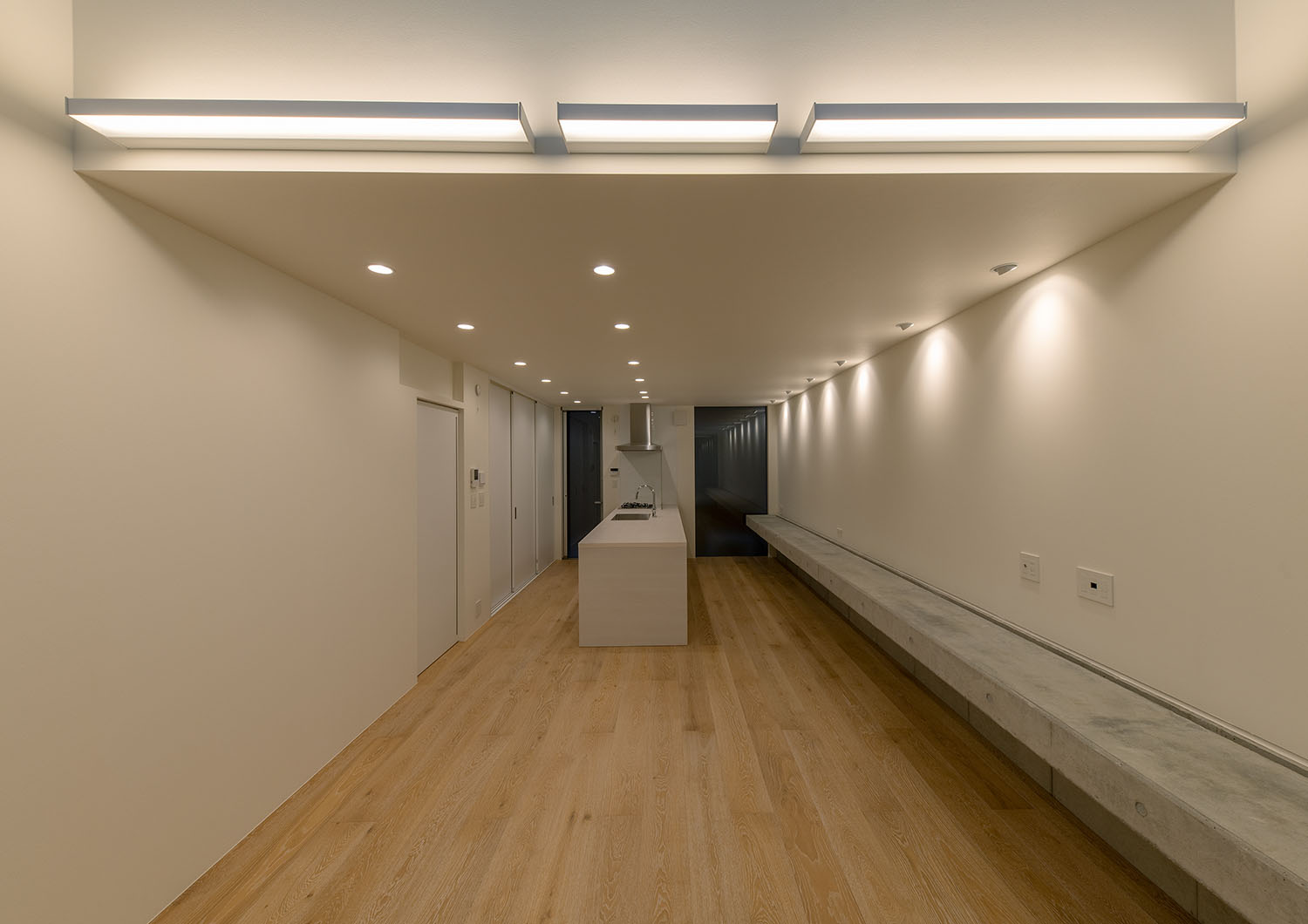 間接照明やダウンライトによって照らされるLDK・フリーダムアーキテクツの事例 注文住宅・デザイン住宅建築実例_『CASE701 path』_LDK