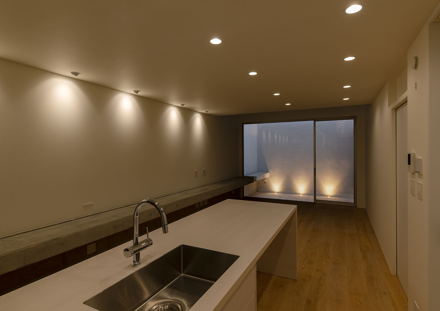 ダウンライトによって照らされるLDK・フリーダムアーキテクツの事例 注文住宅・デザイン住宅建築実例_『CASE701 path』_LDK