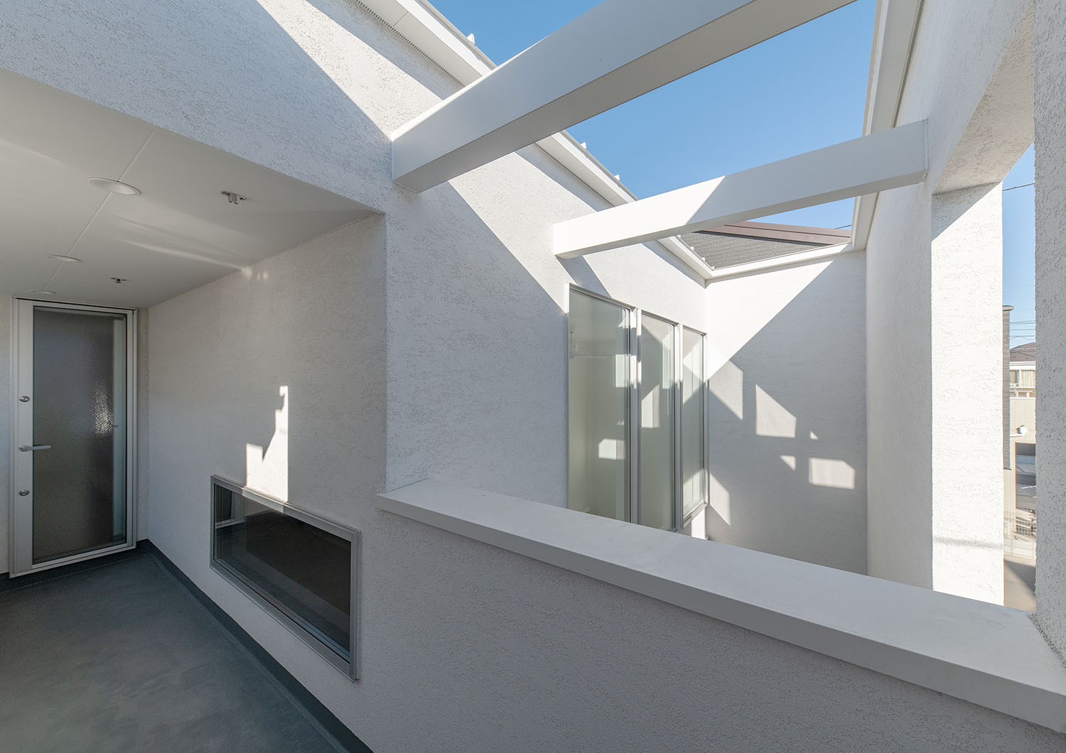 二階のバルコニーから外の景色が見渡せる様子・フリーダムアーキテクツの事例 注文住宅・デザイン住宅建築実例_『CASE701 path』_テラス・バルコニー