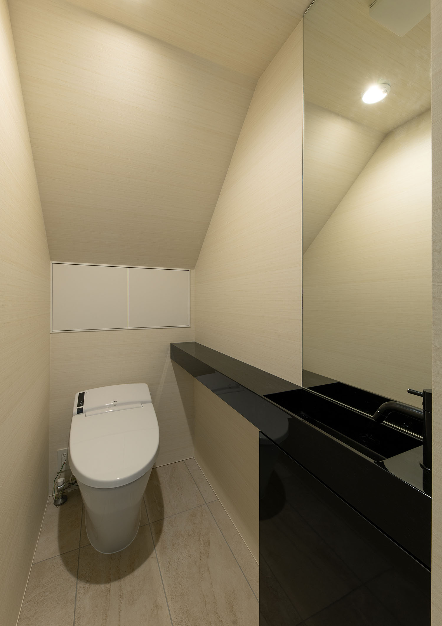 黒い薄型手洗いがアクセントになったタンクレストイレ・フリーダムアーキテクツの事例 注文住宅・デザイン住宅建築実例_『CASE701 path』_トイレ