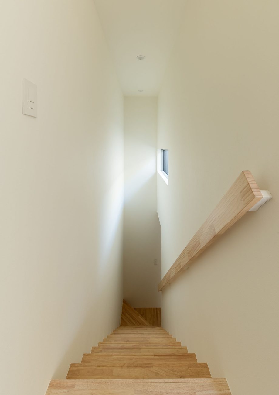 スリット窓から自然光が入る木製の箱型階段・フリーダムアーキテクツの事例 注文住宅・デザイン住宅建築実例_『CASE701 path』_階段