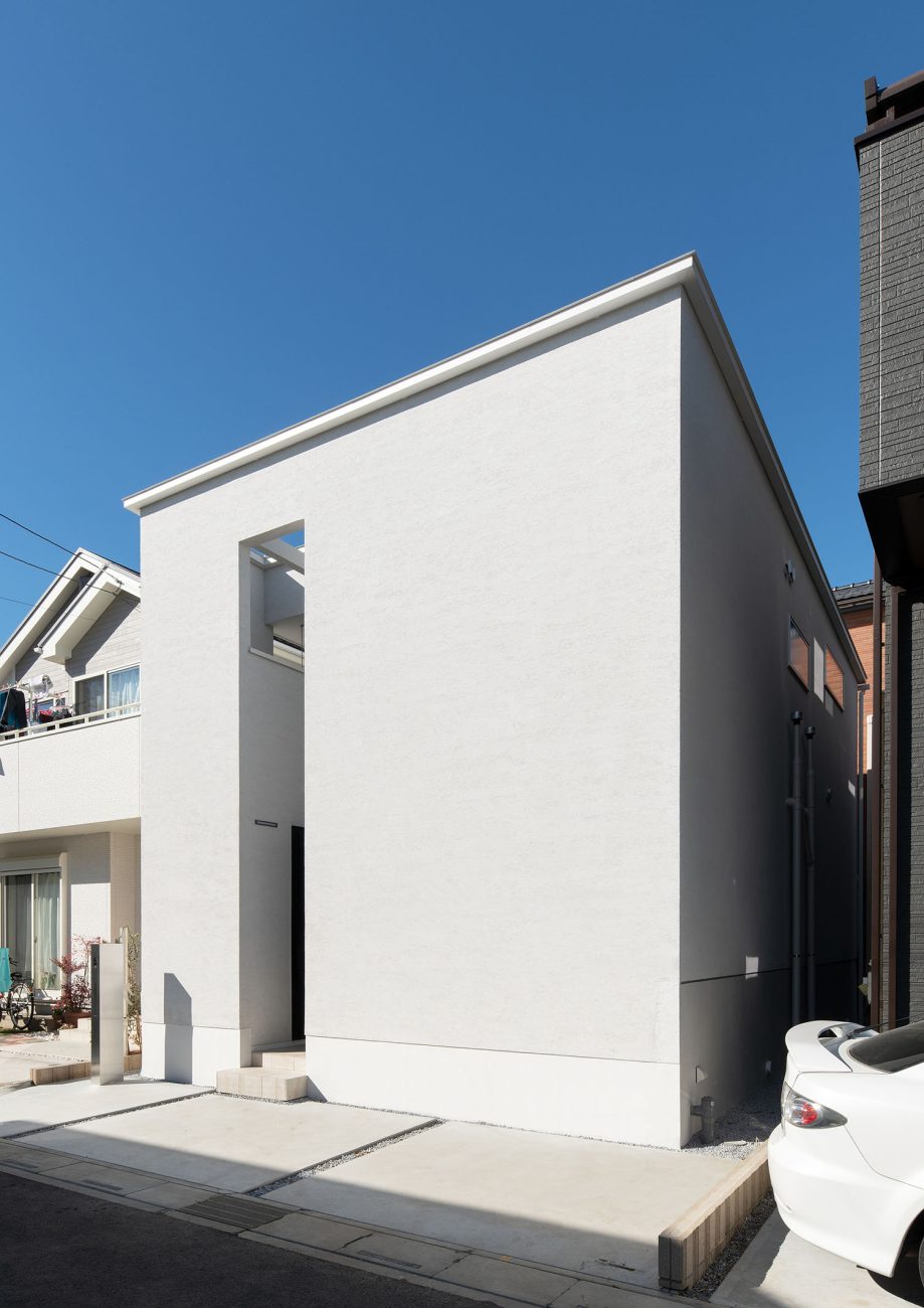 白いキューブ状にスリットが入った住宅の外観・フリーダムアーキテクツの事例 注文住宅・デザイン住宅建築実例_『CASE701 path』_外観