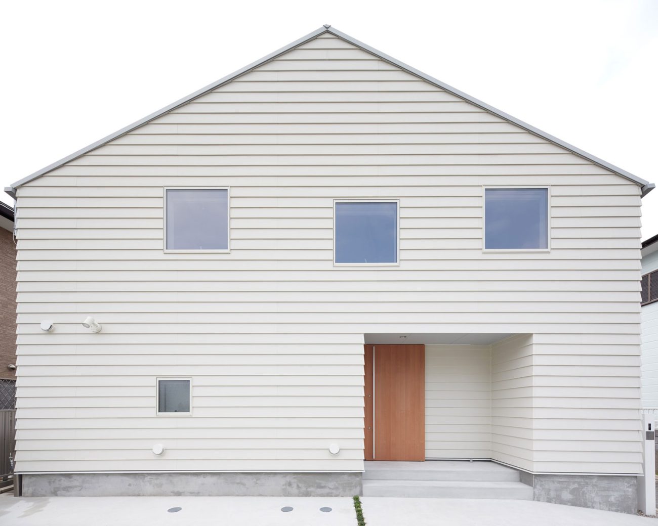 三角屋根になっている白い壁の住宅・フリーダムアーキテクツの事例 注文住宅・デザイン住宅建築実例_『CASE702 yacht』_外観
