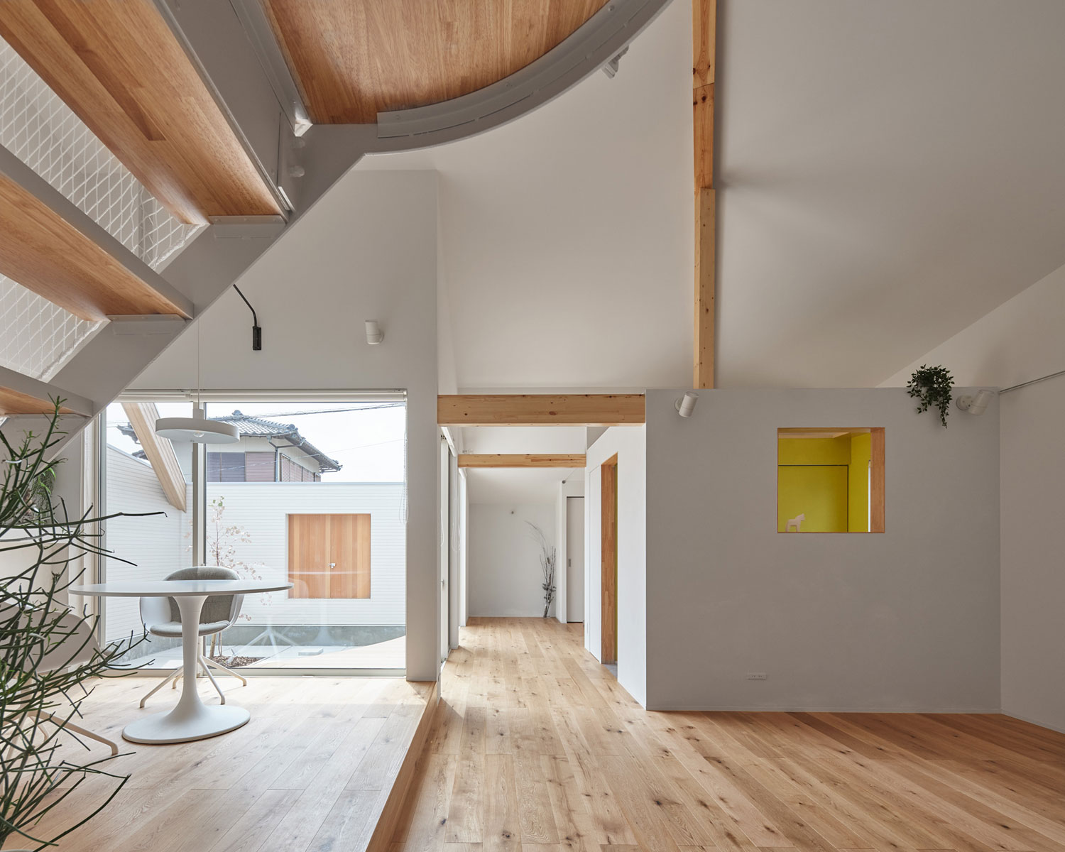 同じ空間の中で段差をつけたLDK・フリーダムアーキテクツの事例 注文住宅・デザイン住宅建築実例_『CASE702 yacht』_LDK