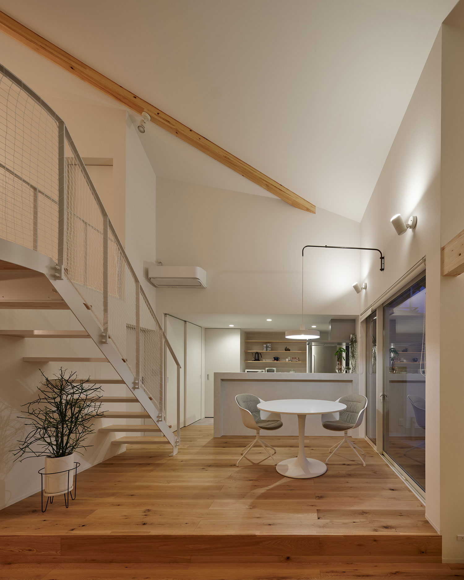 スポットライトやペンダントライトに照らされるLDK・フリーダムアーキテクツの事例 注文住宅・デザイン住宅建築実例_『CASE702 yacht』_LDK