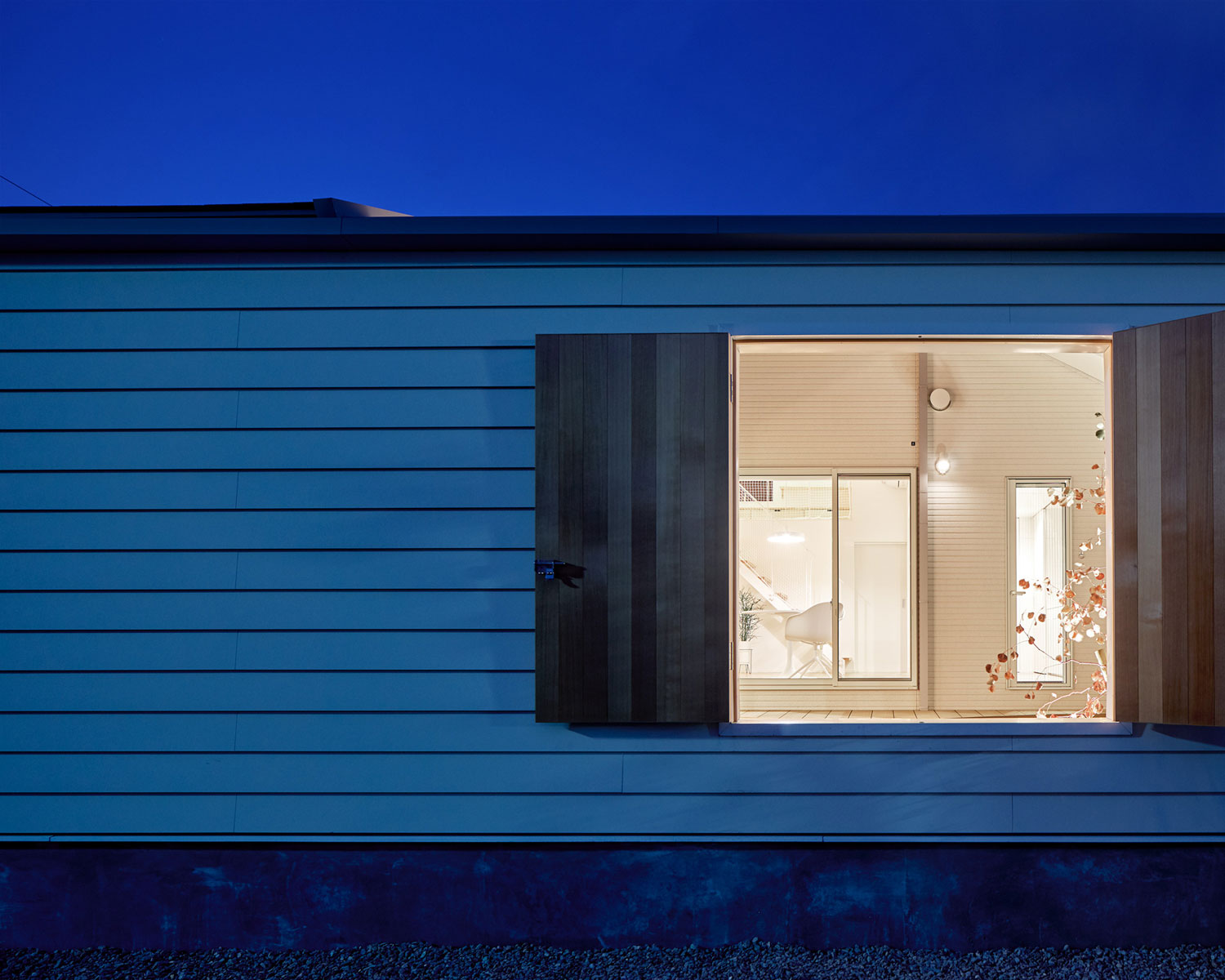 扉のついた窓から室内の様子が見える様子・フリーダムアーキテクツの事例 注文住宅・デザイン住宅建築実例_『CASE702 yacht』_外観