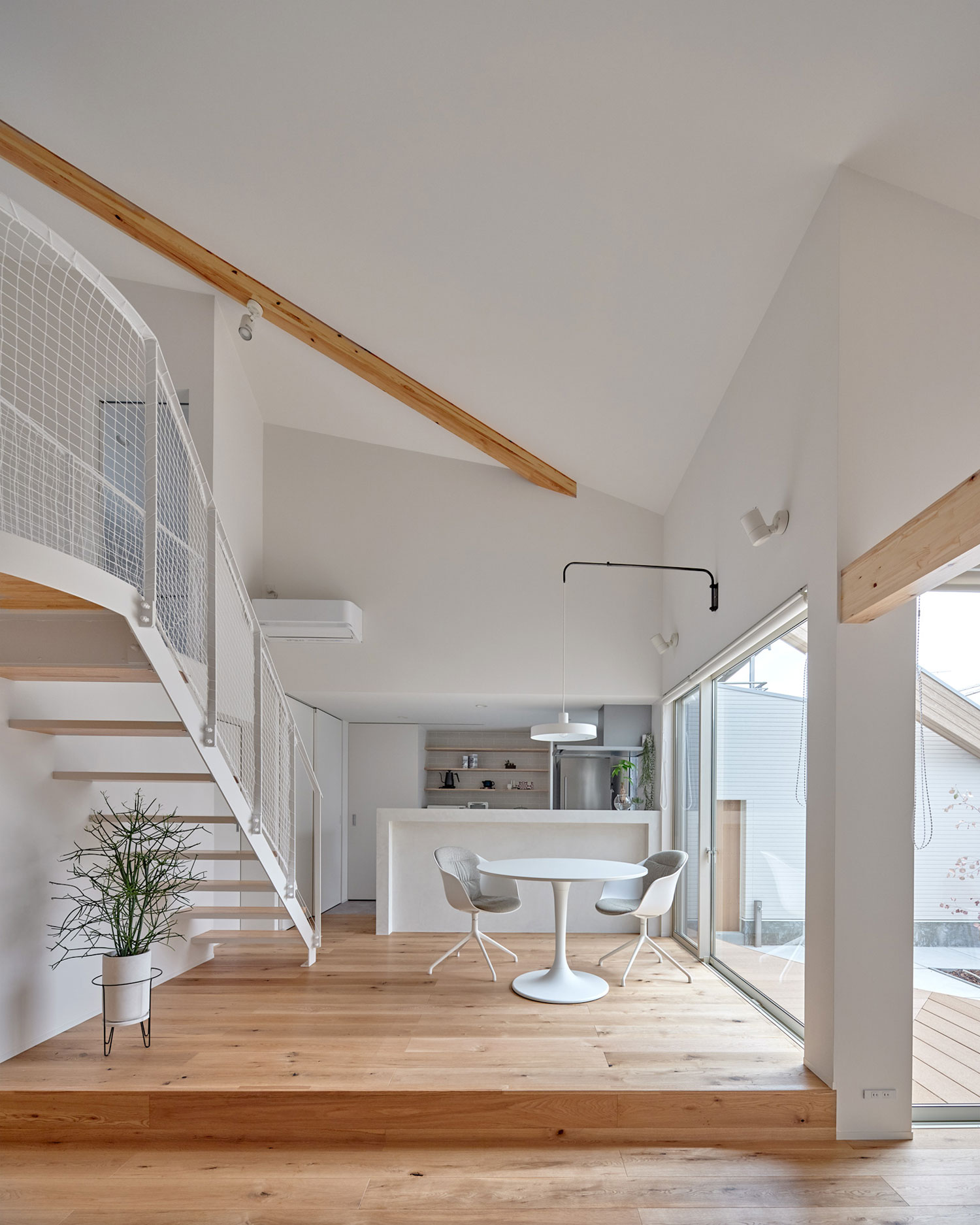 吹き抜けとなっているナチュラルな雰囲気のLDK・フリーダムアーキテクツの事例 注文住宅・デザイン住宅建築実例_『CASE702 yacht』_LDK