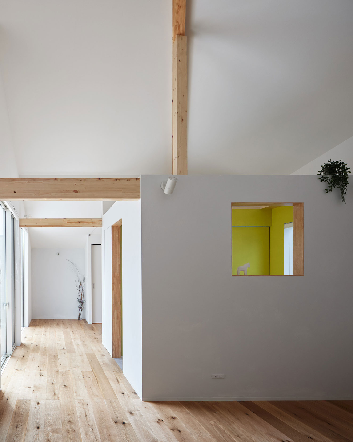 フローリングや木材の梁がアクセントになった空間・フリーダムアーキテクツの事例 注文住宅・デザイン住宅建築実例_『CASE702 yacht』_LDK