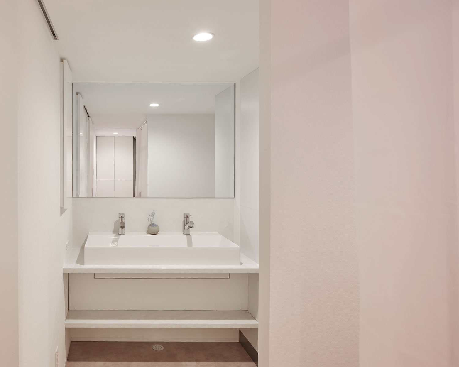 全体が白で統一された洗面所・フリーダムアーキテクツの事例 注文住宅・デザイン住宅建築実例_『CASE702 yacht』_浴室・洗面所