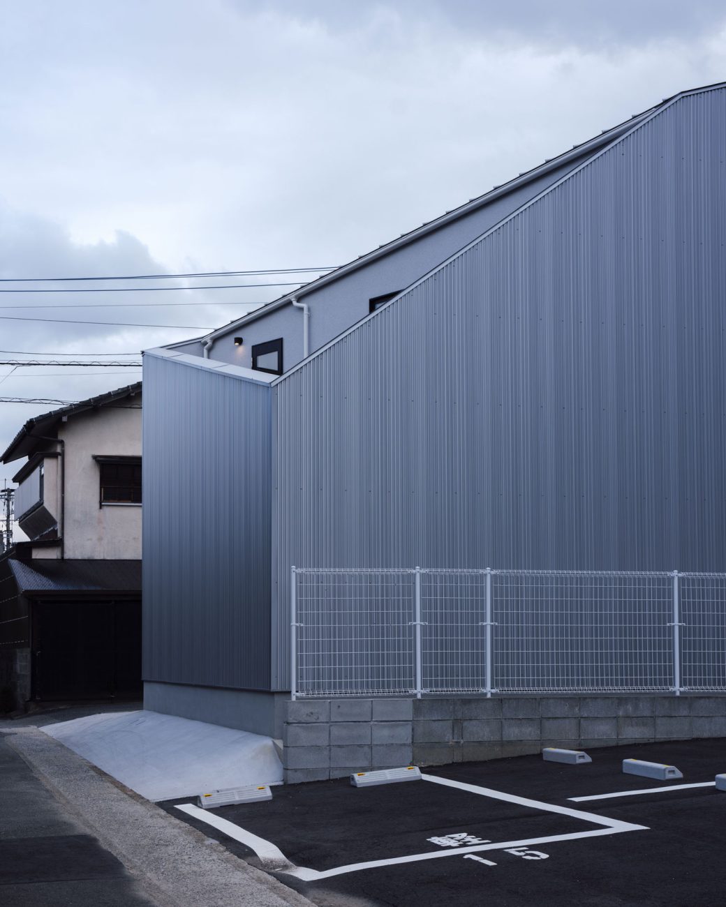 屋根に斜めの切り込みが入った住宅外観の様子・フリーダムアーキテクツの事例 注文住宅・デザイン住宅建築実例_『CASE703 /』_外観