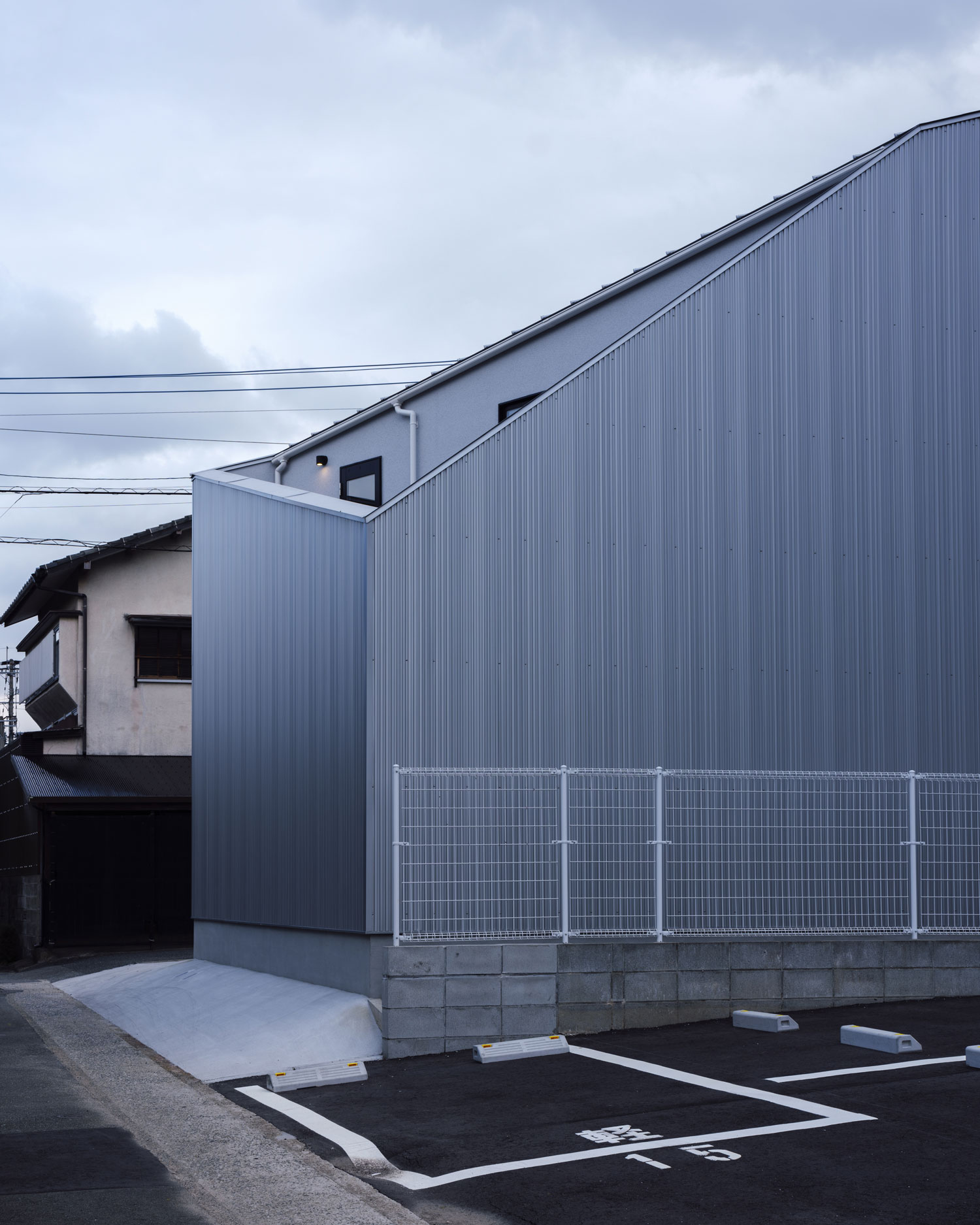 屋根に斜めの切り込みが入った住宅外観の様子・フリーダムアーキテクツの事例 注文住宅・デザイン住宅建築実例_『CASE703 /』_外観