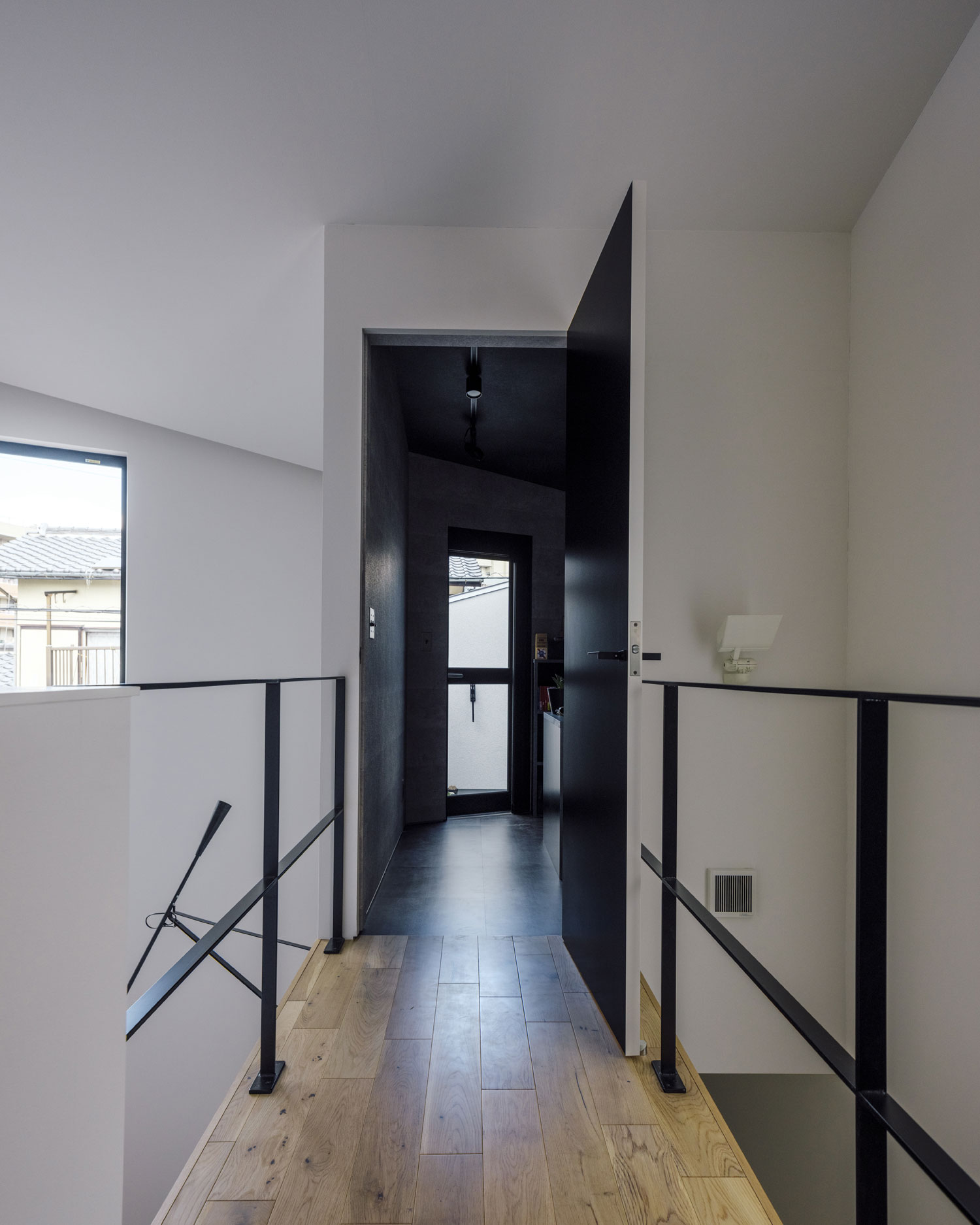 部屋の内外で壁の色が変わっている様子・フリーダムアーキテクツの事例 注文住宅・デザイン住宅建築実例_『CASE703 /』_廊下