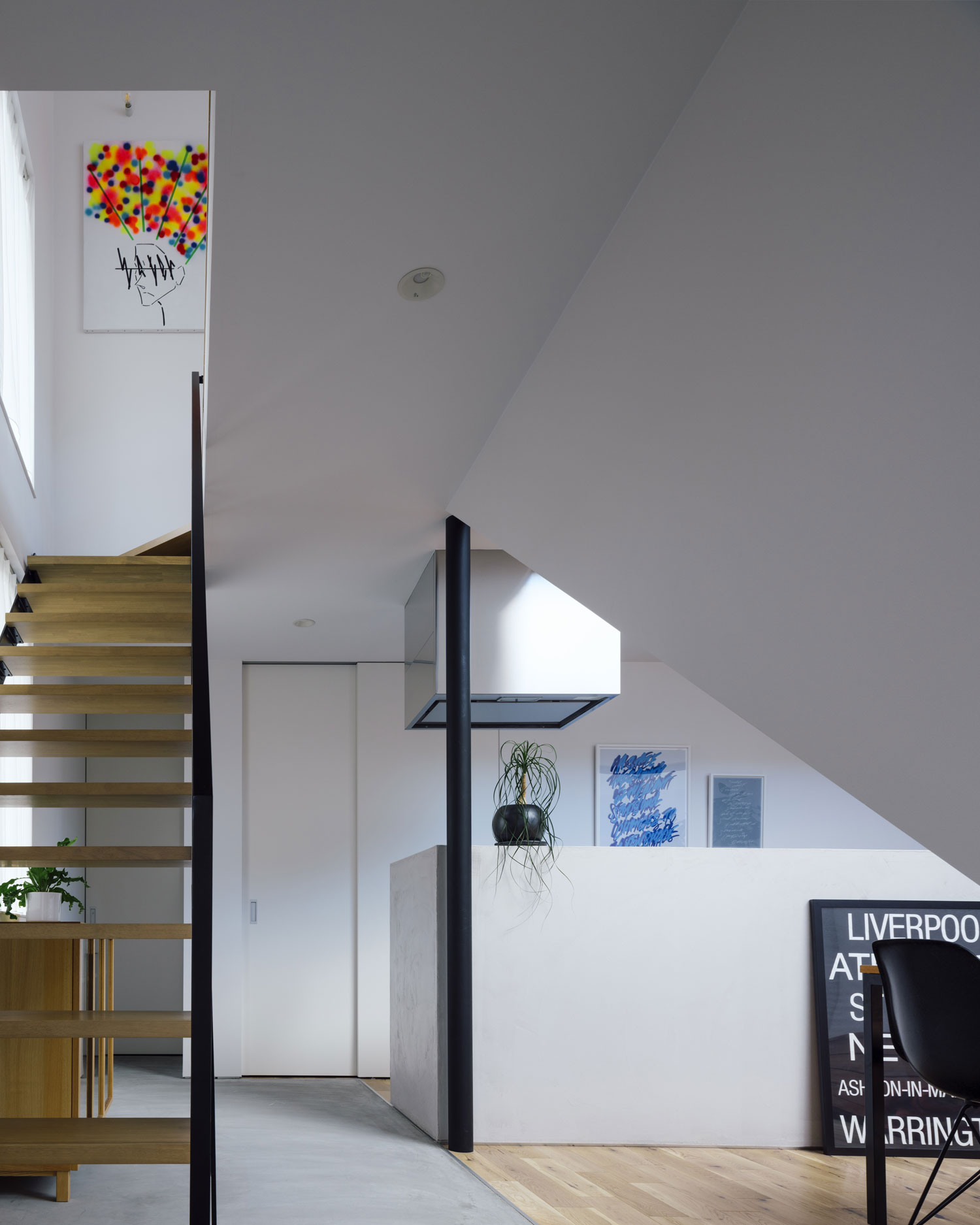 白を基調とした空間に木製のスケルトン階段がある様子・フリーダムアーキテクツの事例 注文住宅・デザイン住宅建築実例_『CASE703 /』_玄関