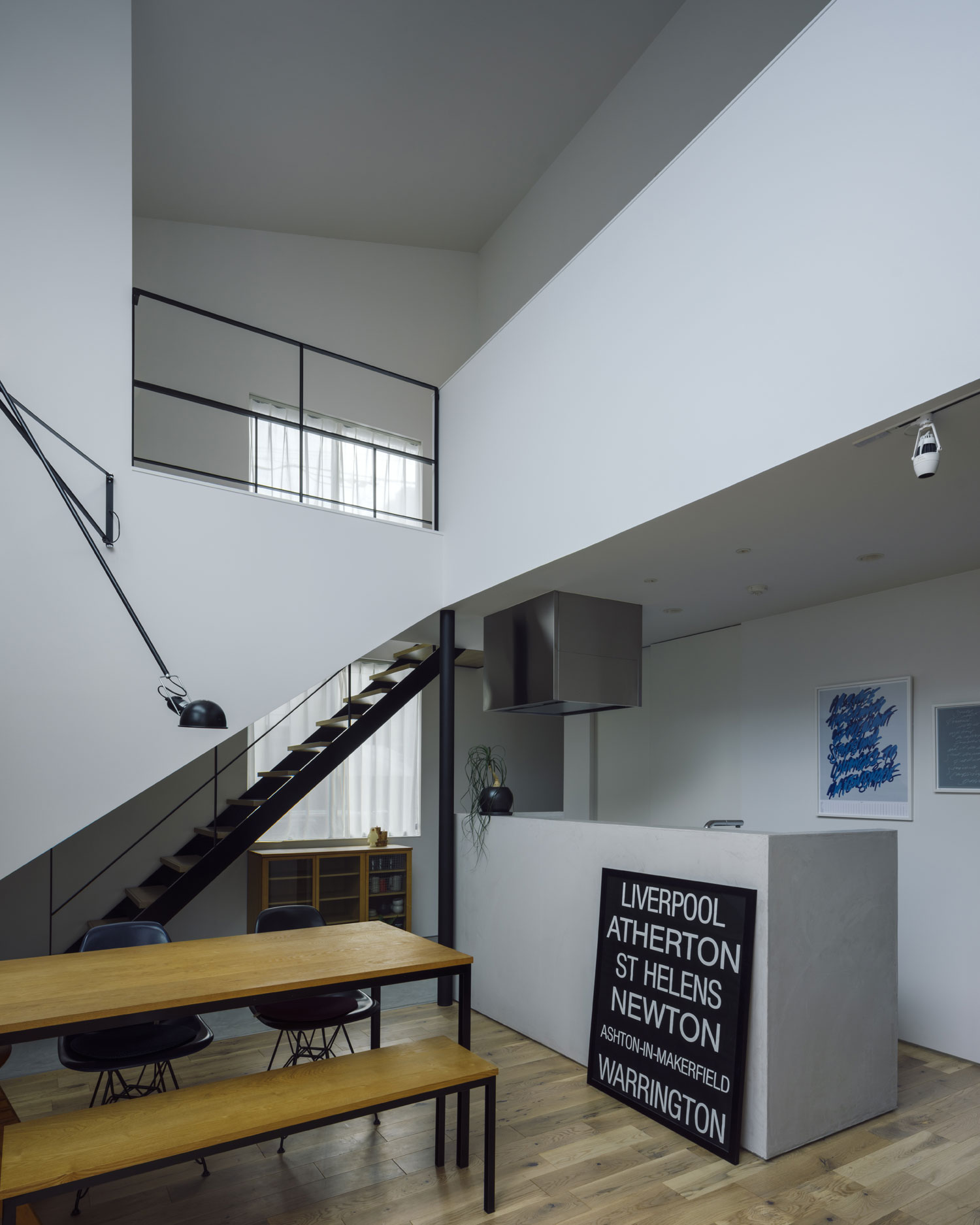 白い壁にアイアンやアートがアクセントとなったLDK・フリーダムアーキテクツの事例 注文住宅・デザイン住宅建築実例_『CASE703 /』_LDK