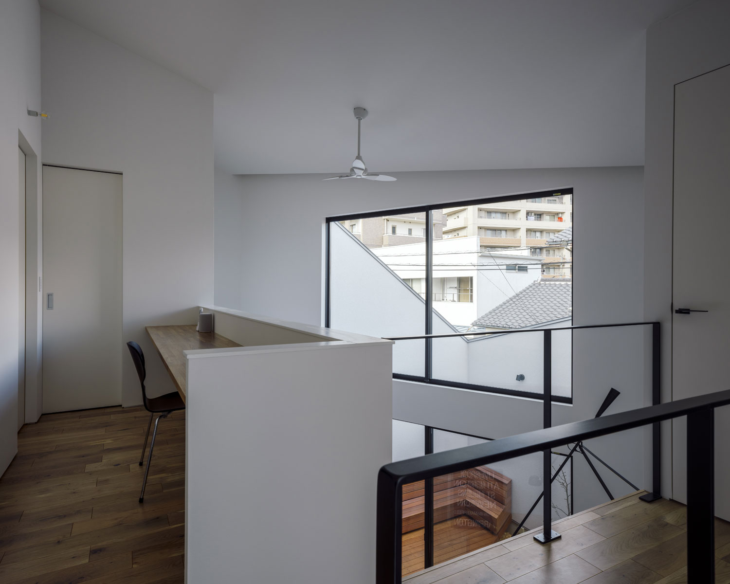 吹き抜けに向かう形になっているデスクスペース・フリーダムアーキテクツの事例 注文住宅・デザイン住宅建築実例_『CASE703 /』_ワークスペース