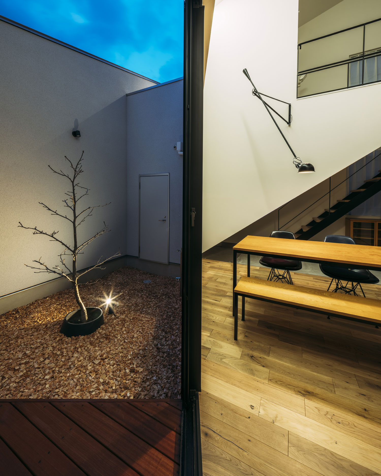 LDKと中庭がフラットに繋がる様子・フリーダムアーキテクツの事例 注文住宅・デザイン住宅建築実例_『CASE703 /』_外観 注文住宅・デザイン住宅建築実例_『CASE703 /』_テラス・バルコニー