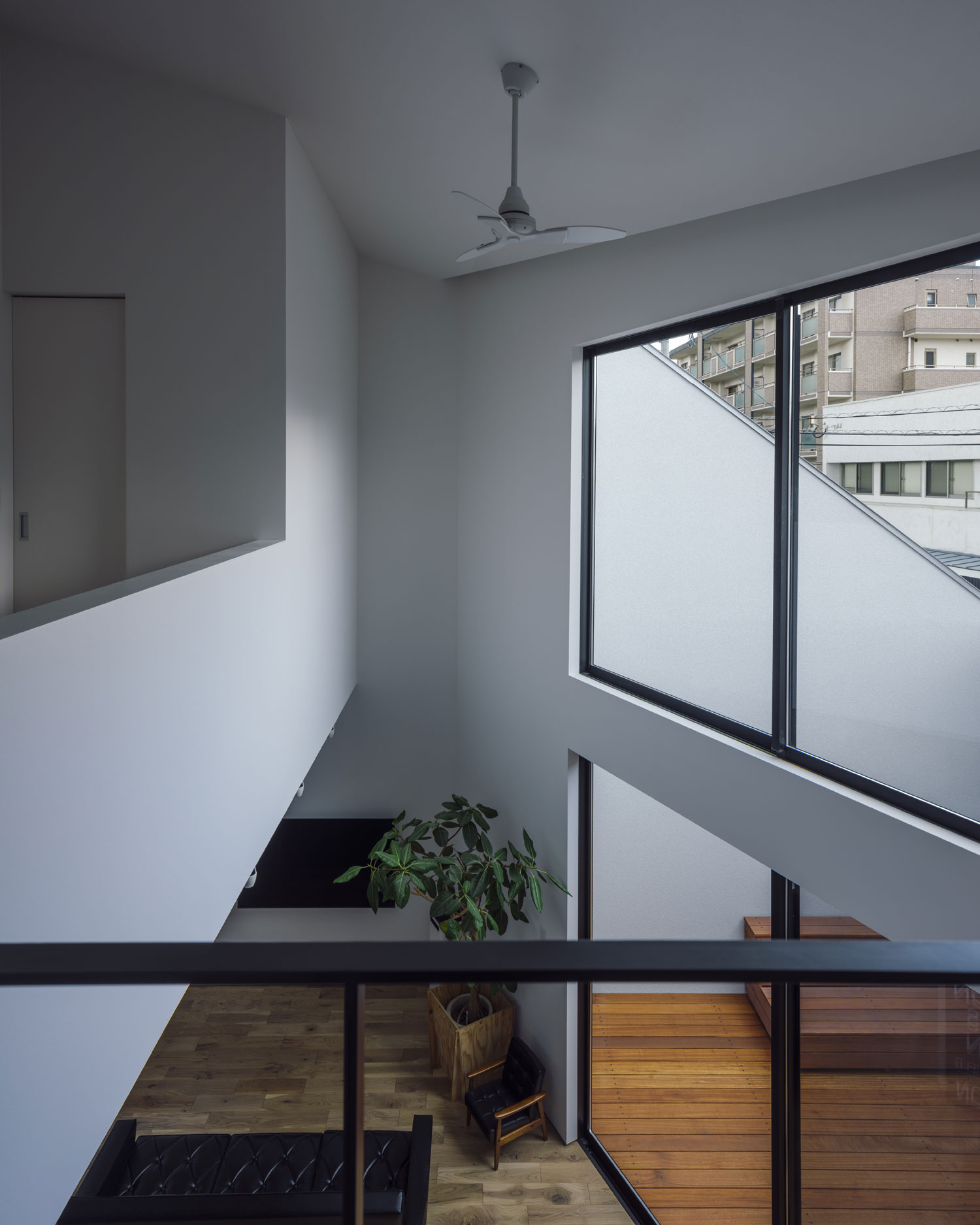 吹き抜けの二階からの景色・フリーダムアーキテクツの事例 注文住宅・デザイン住宅建築実例_『CASE703 /』_LDK