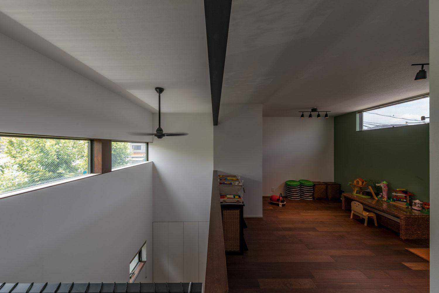 吹き抜けと繋がるスペースに設けられた子供部屋・フリーダムアーキテクツの事例 注文住宅・デザイン住宅建築実例_『CASE705 evergreen』_子供部屋