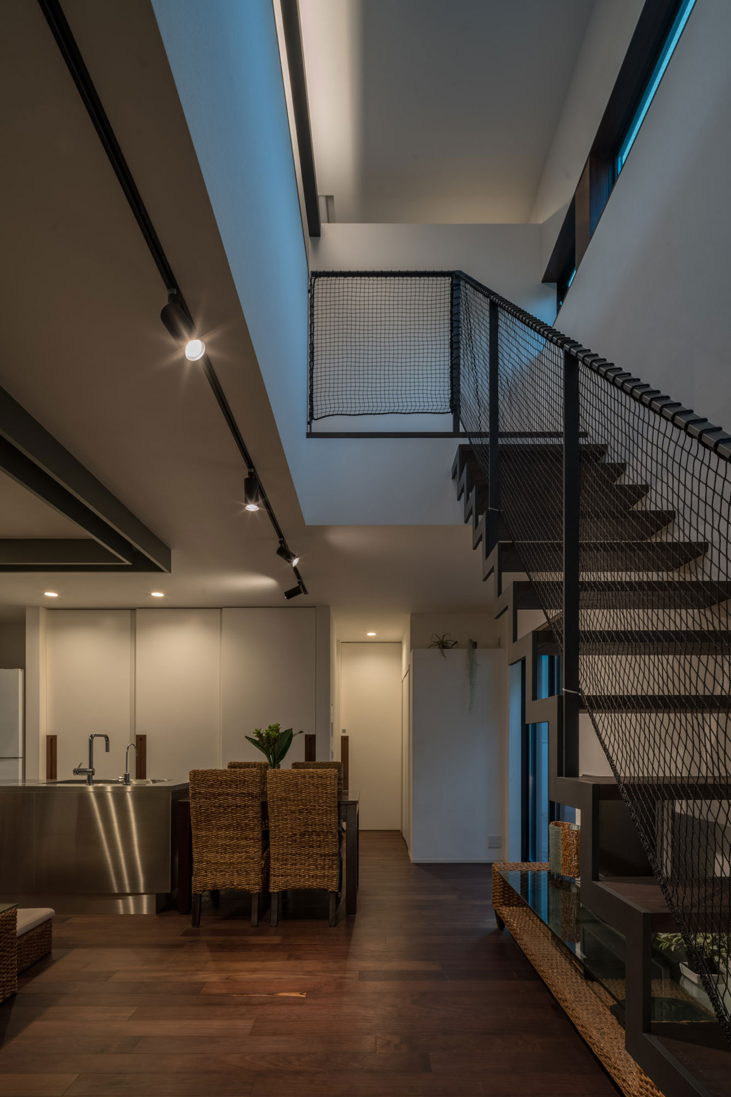 スポットライトによって照らされるLDK・フリーダムアーキテクツの事例 注文住宅・デザイン住宅建築実例_『CASE705 evergreen』_LDK