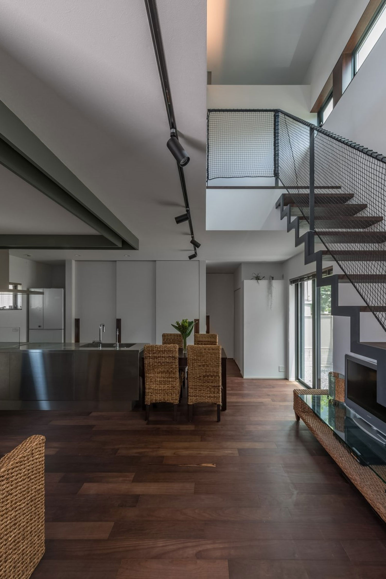 スケルトン階段部分が吹き抜けになったLDK・フリーダムアーキテクツの事例 注文住宅・デザイン住宅建築実例_『CASE705 evergreen』_LDK