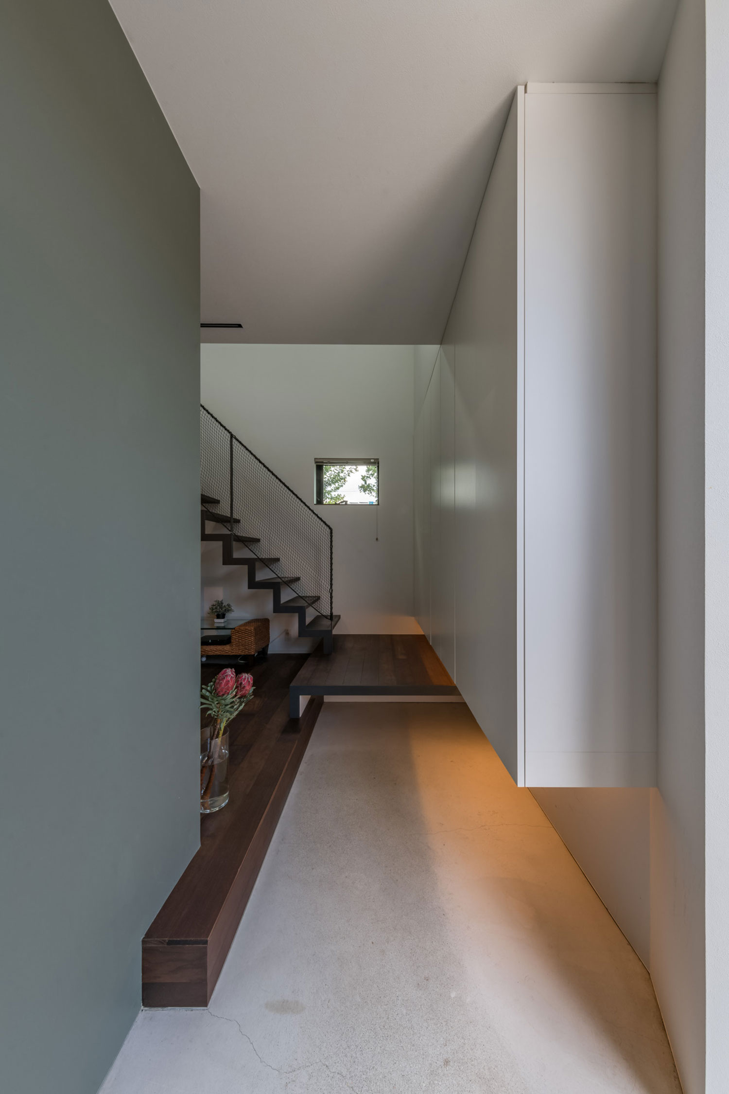 土間の玄関に、浮き収納のシューズボックスが付けられた・フリーダムアーキテクツの事例 注文住宅・デザイン住宅建築実例_『CASE705 evergreen』_玄関