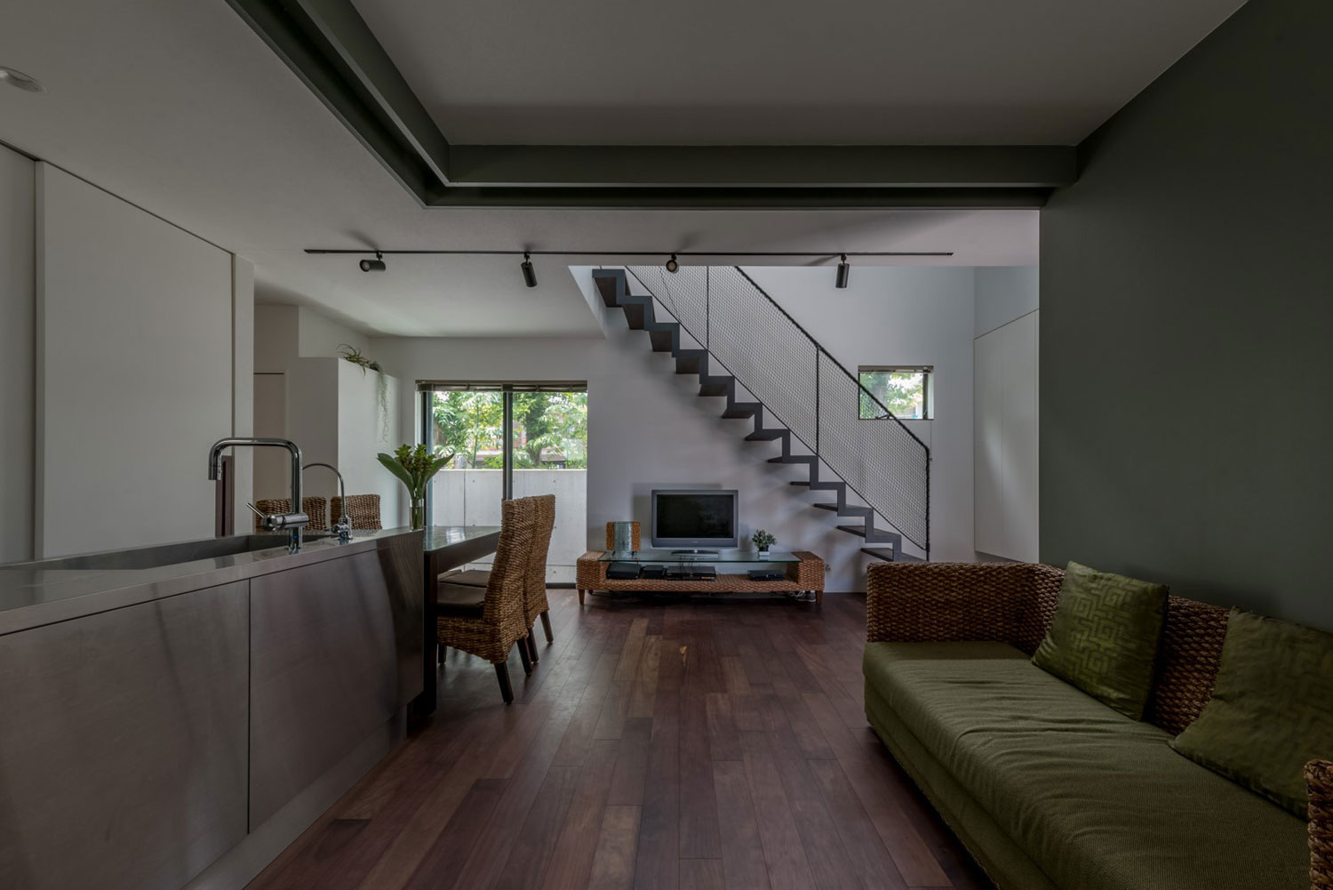 アクセントクロスやインテリアにグリーンを取り入れたLDK・フリーダムアーキテクツの事例 注文住宅・デザイン住宅建築実例_『CASE705 evergreen』_LDK