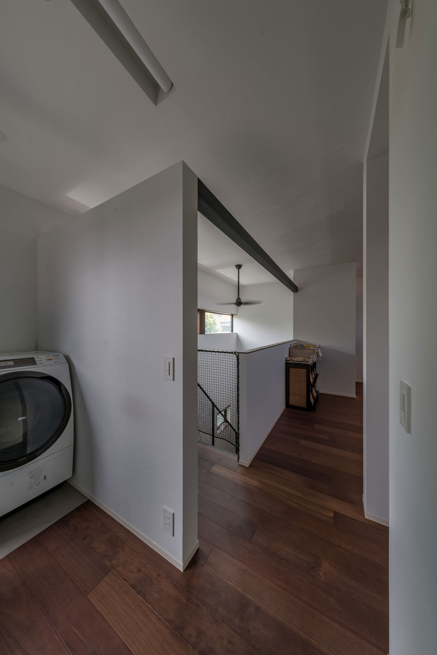 扉が無く開放的なランドリールーム・フリーダムアーキテクツの事例 注文住宅・デザイン住宅建築実例_『CASE705 evergreen』_廊下