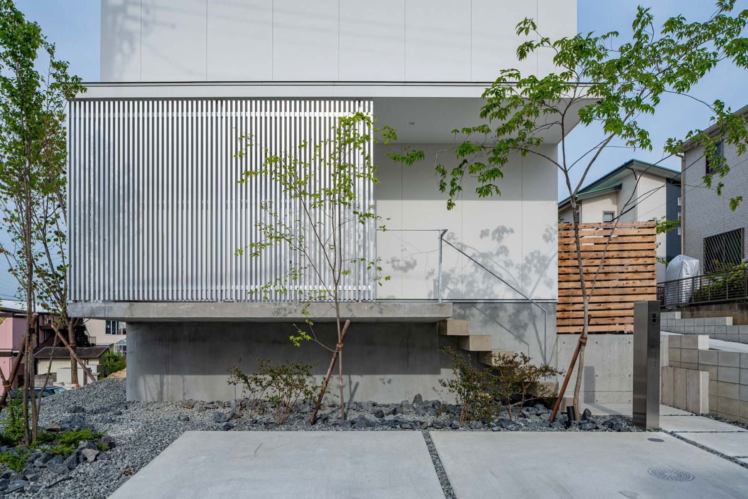 金属のルーバーや植栽が設けられた玄関アプローチ・フリーダムアーキテクツの事例 注文住宅・デザイン住宅建築実例_『CASE704 with a view』_外観