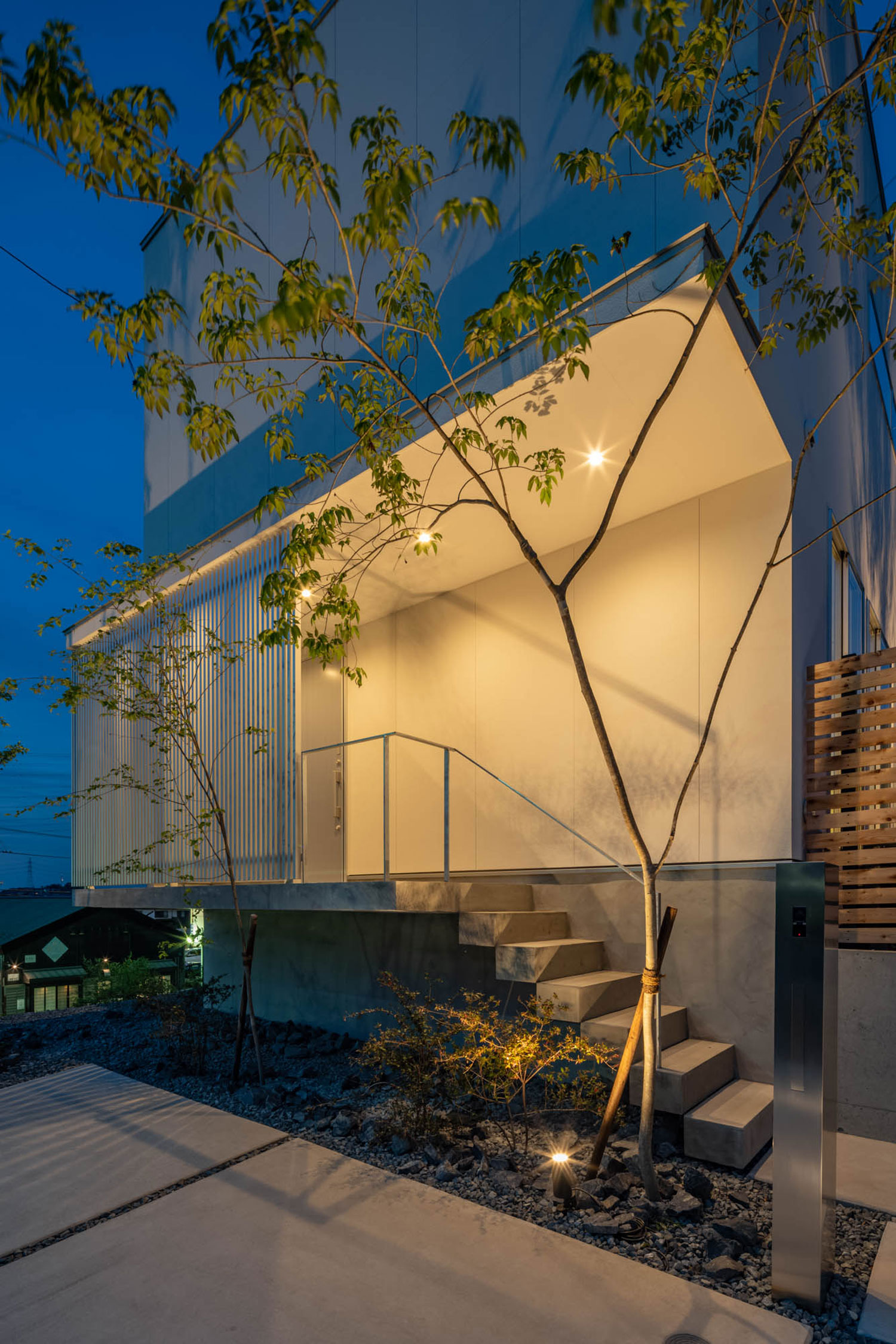 ダウンライトに照らされる玄関ポーチ・フリーダムアーキテクツの事例 注文住宅・デザイン住宅建築実例_『CASE704 with a view』_外観