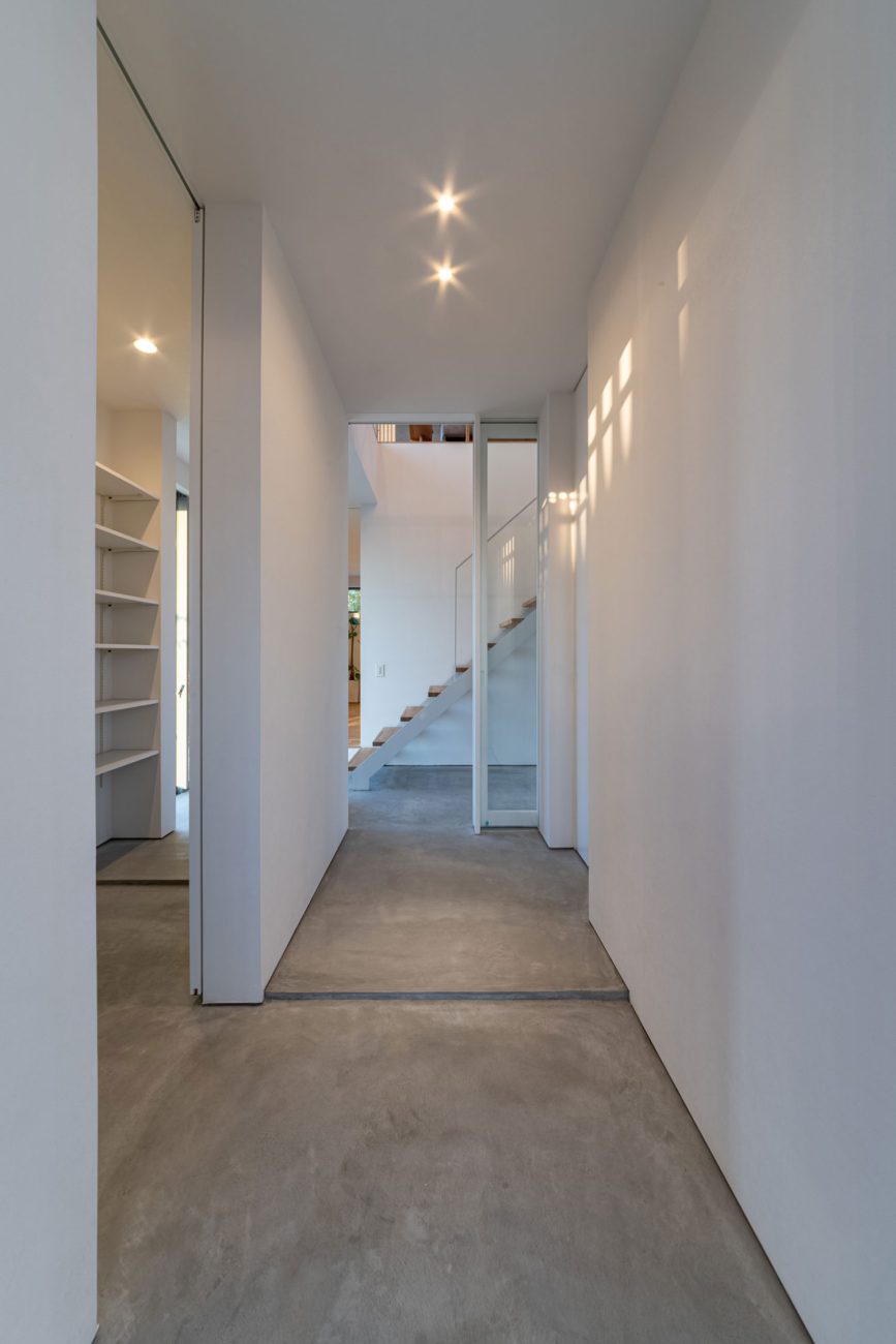 正面に階段がある、モルタルで白い壁の玄関・フリーダムアーキテクツの事例 注文住宅・デザイン住宅建築実例_『CASE704 with a view』_玄関