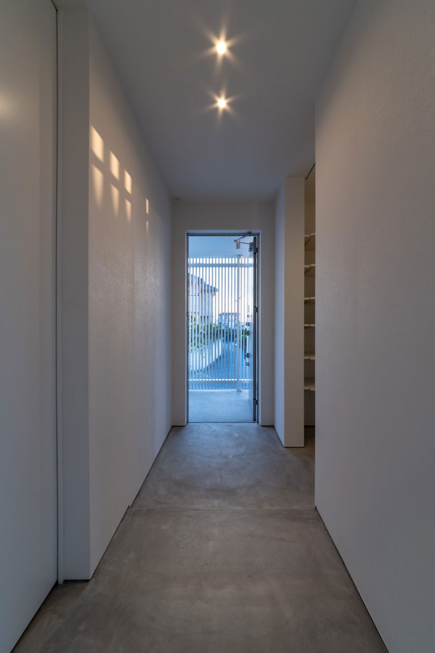 モルタルで白い壁の玄関・フリーダムアーキテクツの事例 注文住宅・デザイン住宅建築実例_『CASE704 with a view』_玄関