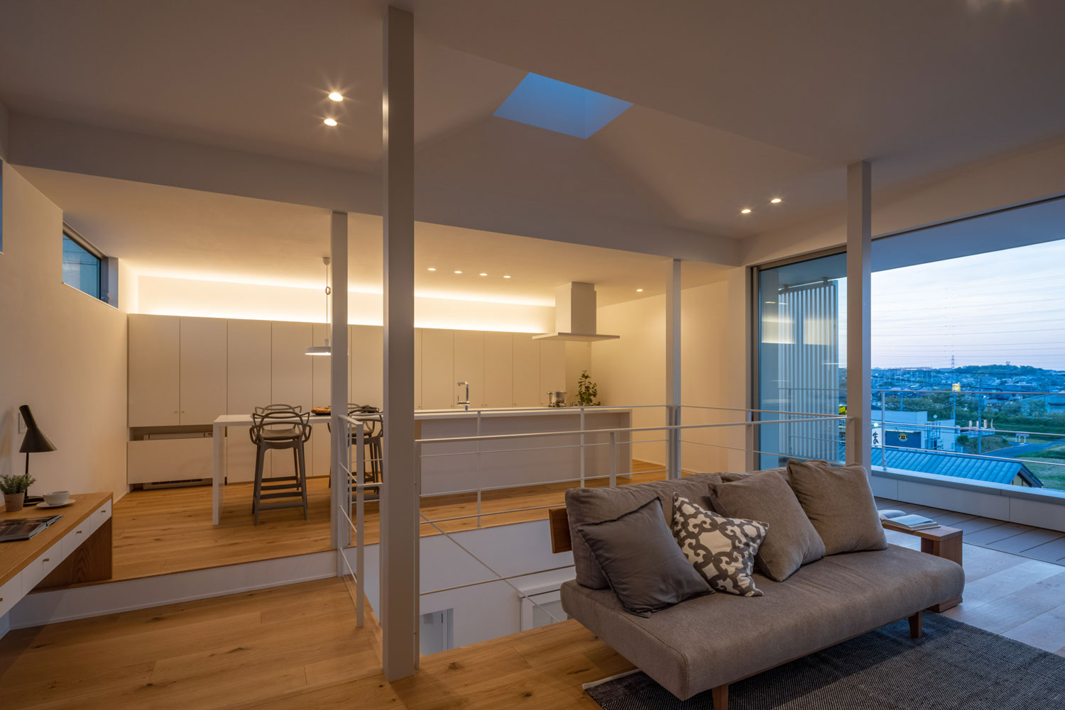 ダウンライトに照らされた、白を基調としたLDK・フリーダムアーキテクツの事例 注文住宅・デザイン住宅建築実例_『CASE704 with a view』_LDK