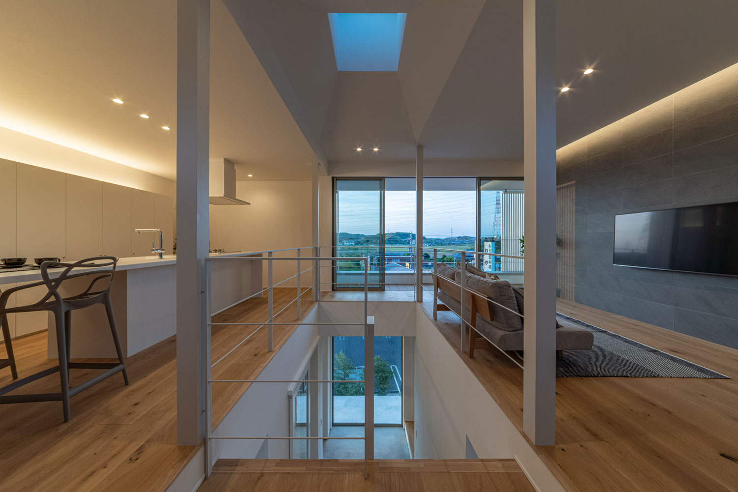 LDKの中心に吹き抜けが設けられている様子・フリーダムアーキテクツの事例 注文住宅・デザイン住宅建築実例_『CASE704 with a view』_LDK