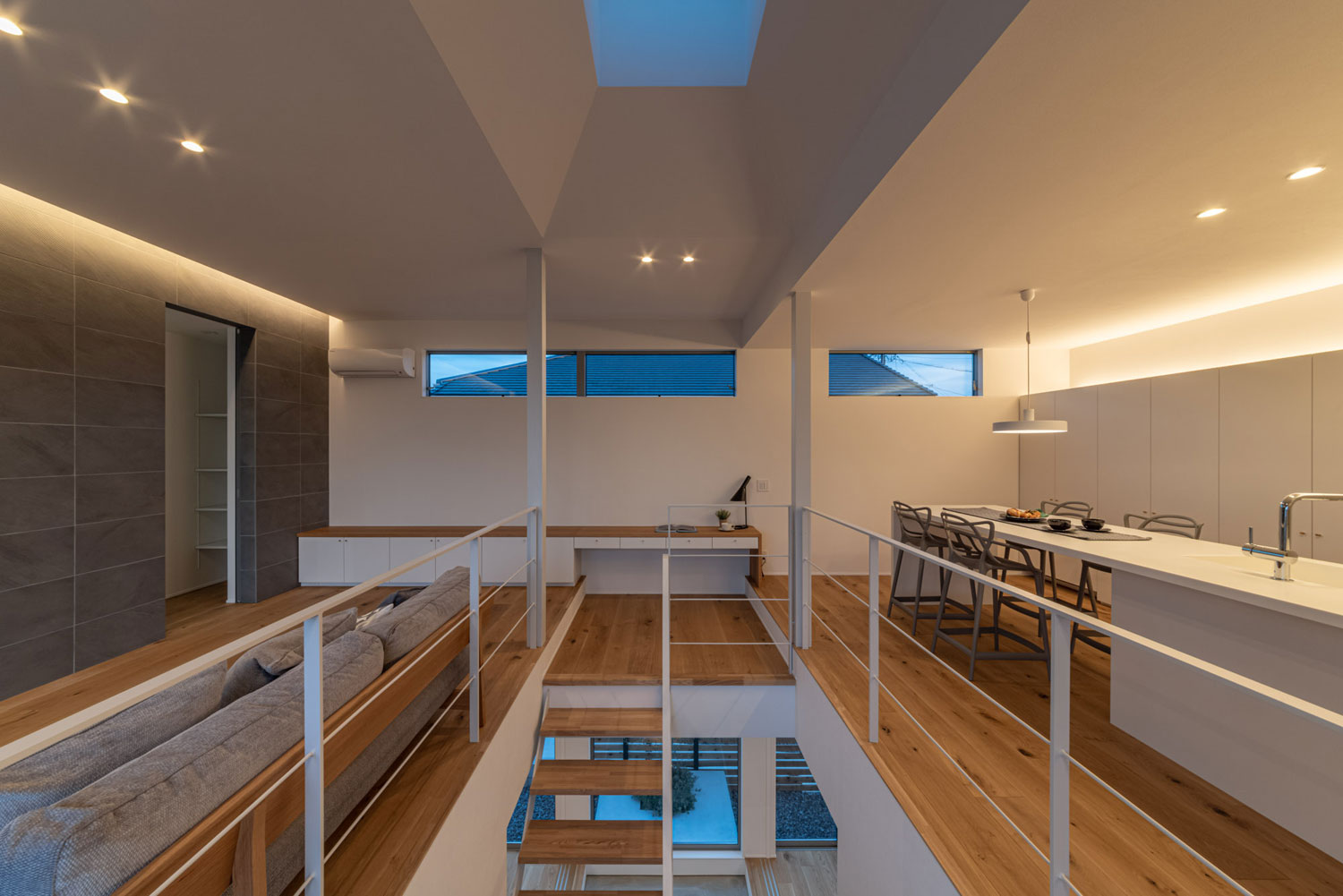 壁付けのデスクスペースやスリット窓が設けられたLDK・フリーダムアーキテクツの事例 注文住宅・デザイン住宅建築実例_『CASE704 with a view』_LDK