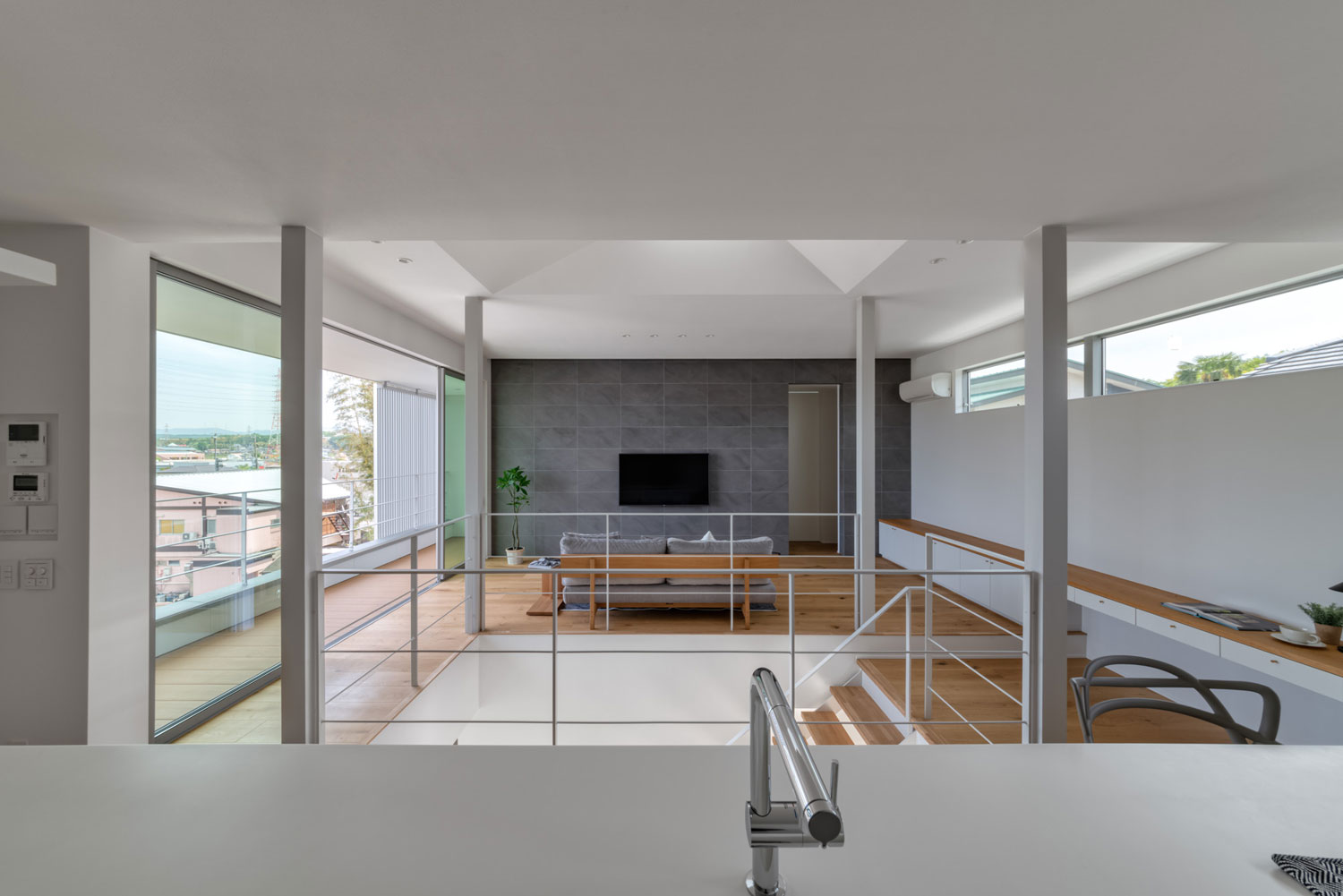 キッチンから見た、大開口窓のあるリビングの様子・フリーダムアーキテクツの事例 注文住宅・デザイン住宅建築実例_『CASE704 with a view』_LDK