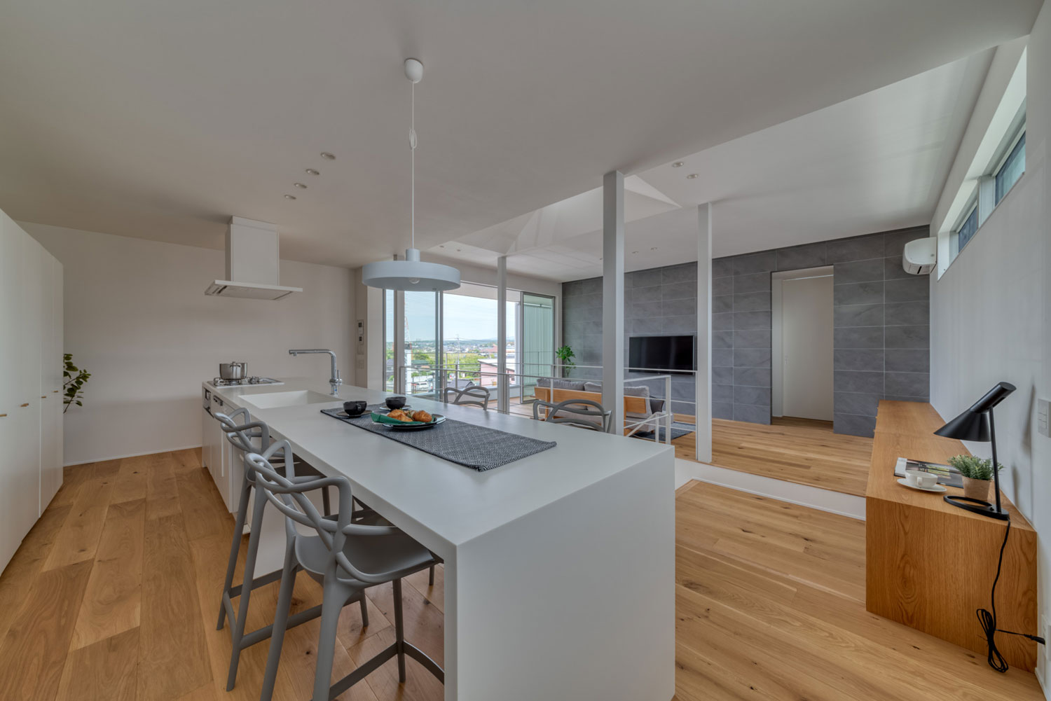 アイランドキッチンと一体化した白いダイニングテーブル・フリーダムアーキテクツの事例 注文住宅・デザイン住宅建築実例_『CASE704 with a view』_キッチン