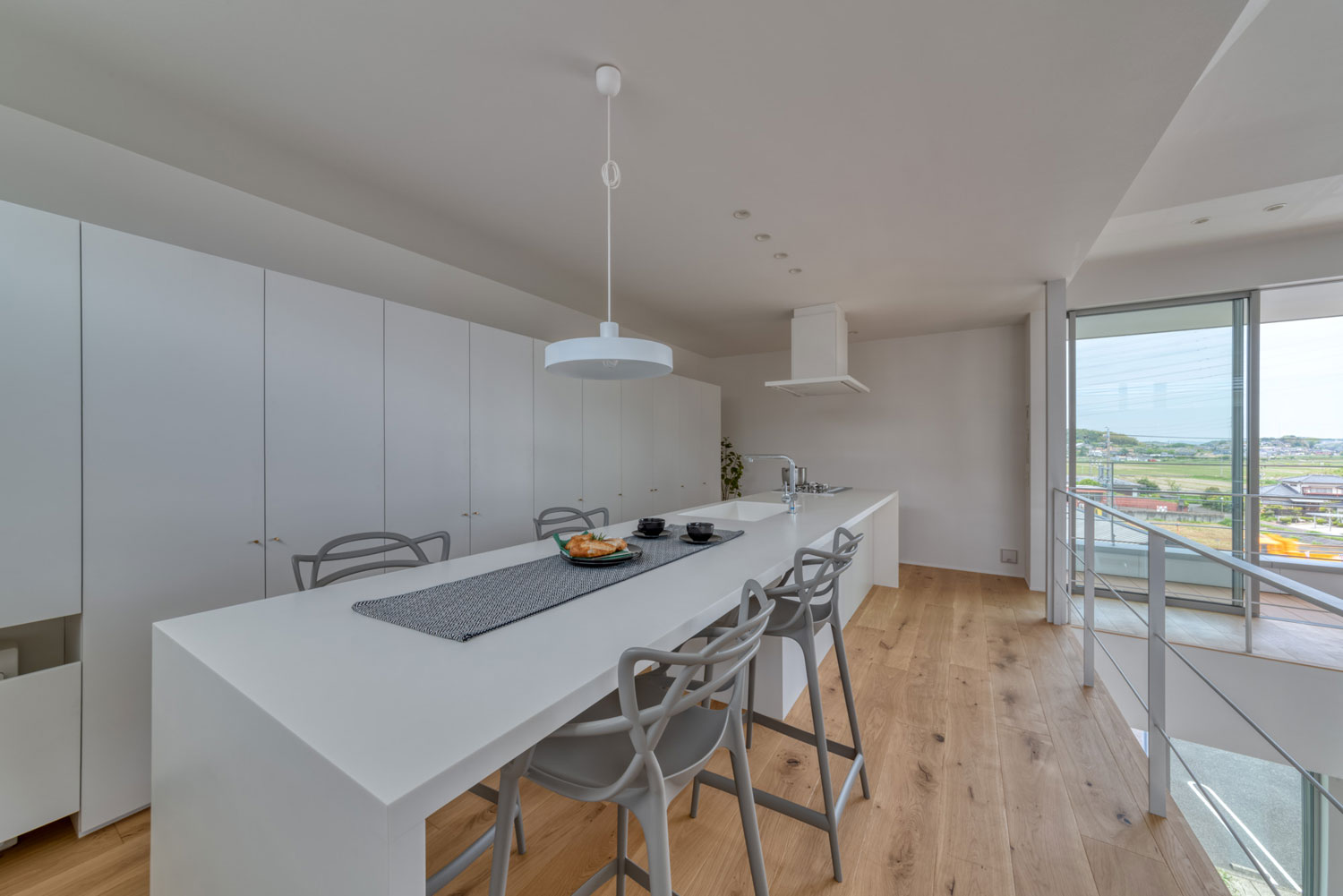 ダイニングキッチンの背面にある、白い扉が取り付けられたカップボード・フリーダムアーキテクツの事例 注文住宅・デザイン住宅建築実例_『CASE704 with a view』_キッチン