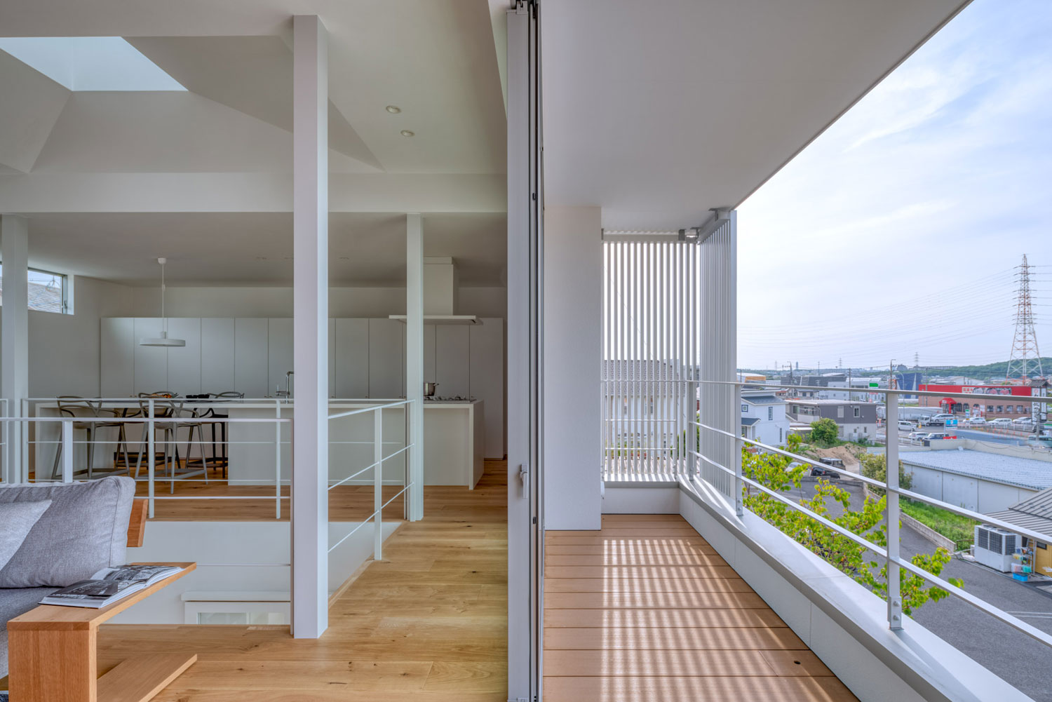 LDKとフラットに繋がるバルコニーにルーバーの目隠しが設けられている・フリーダムアーキテクツの事例 注文住宅・デザイン住宅建築実例_『CASE704 with a view』_テラス・バルコニー