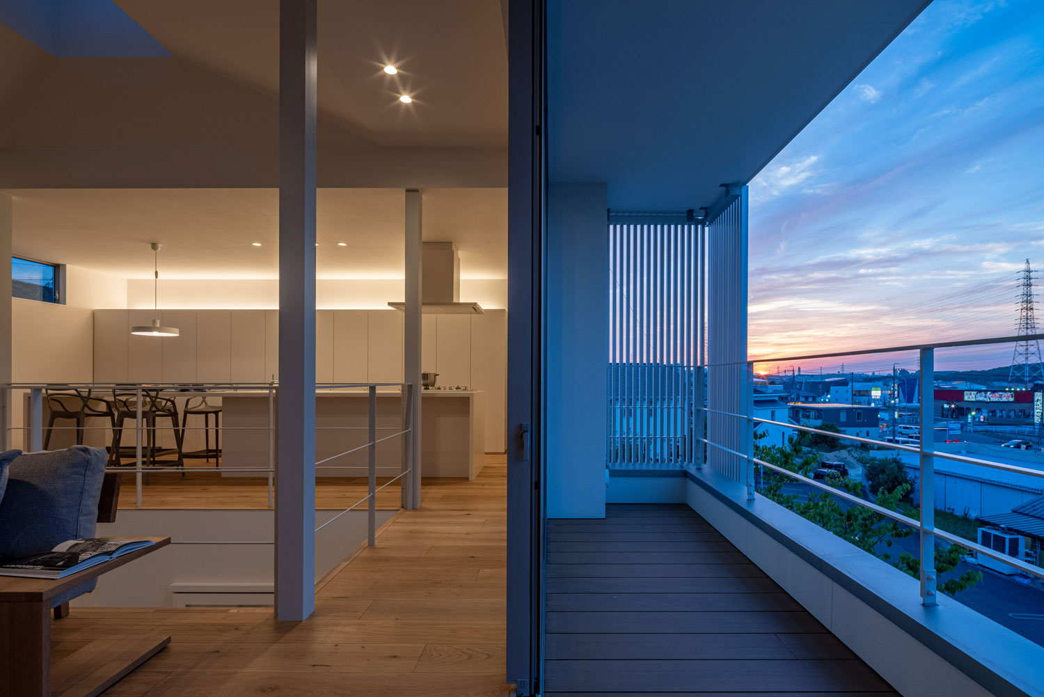 LDKとフラットに繋がるバルコニーにルーバーの目隠しが設けられている・フリーダムアーキテクツの事例 注文住宅・デザイン住宅建築実例_『CASE704 with a view』_テラス・バルコニー