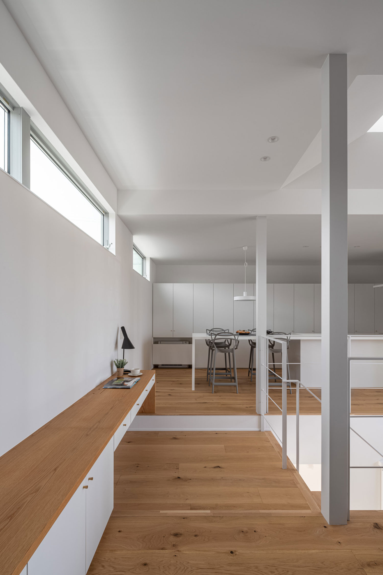 壁付けのデスクスペースが設けられ、木材を中心としたLDK・フリーダムアーキテクツの事例 注文住宅・デザイン住宅建築実例_『CASE704 with a view』_LDK