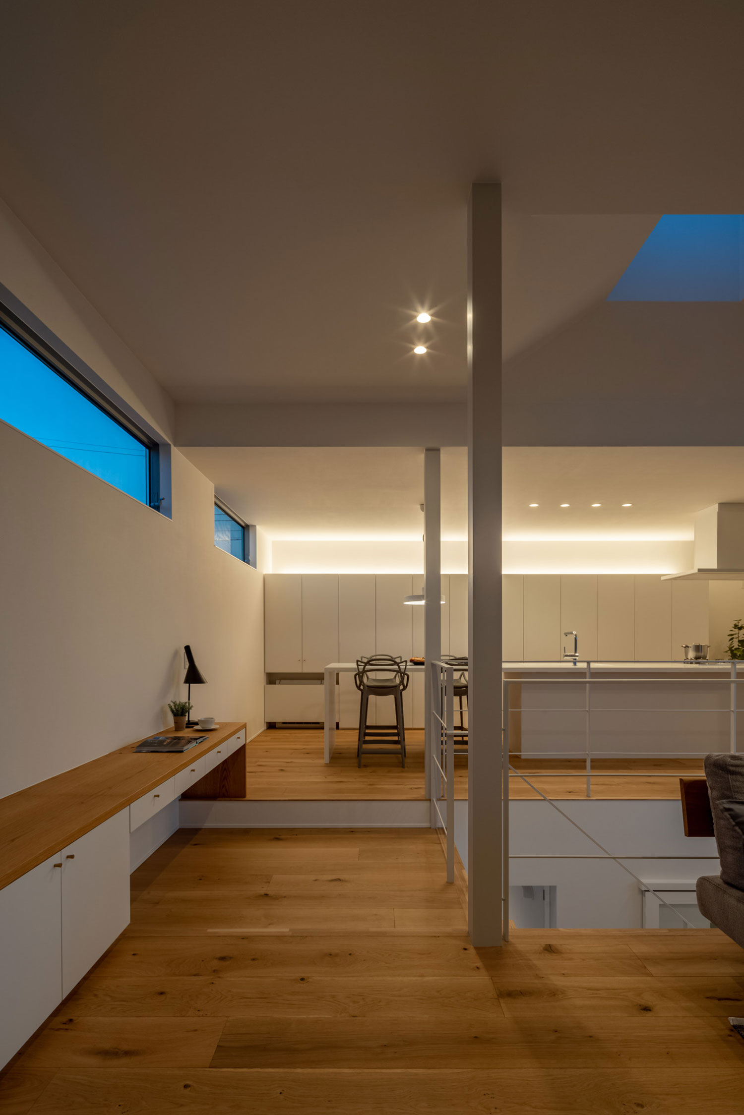 壁付けのデスクスペースが設けられ、木材を中心としたLDK・フリーダムアーキテクツの事例 注文住宅・デザイン住宅建築実例_『CASE704 with a view』_LDK