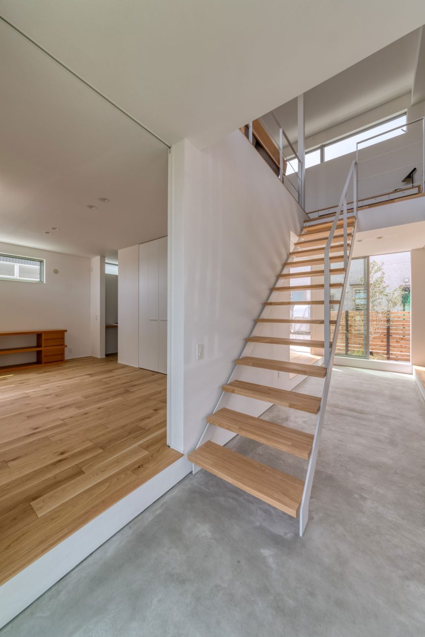モルタルの玄関と繋がる木製のスケルトン階段・フリーダムアーキテクツの事例 注文住宅・デザイン住宅建築実例_『CASE704 with a view』_階段