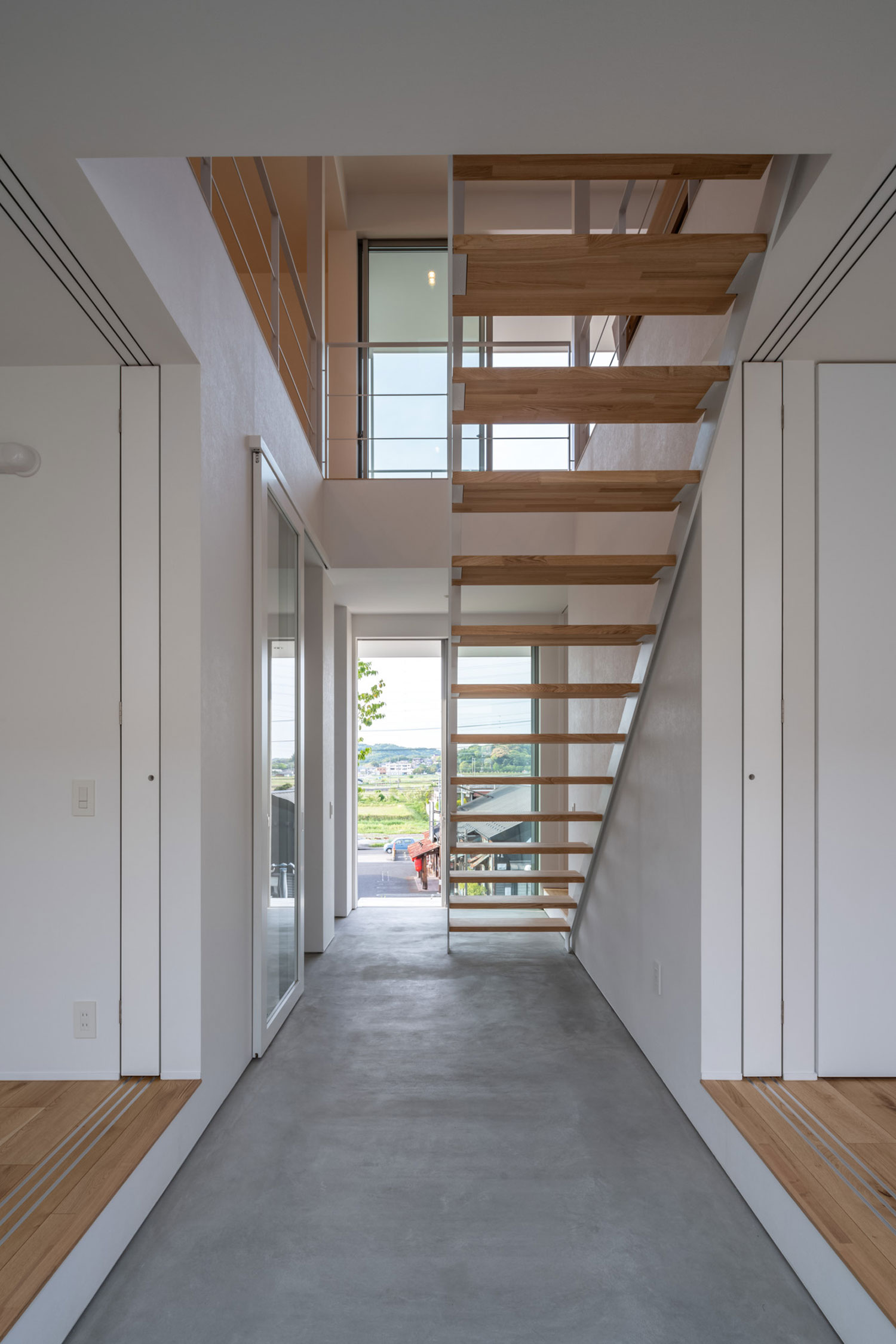 スケルトン階段越しに景色が見える空間・フリーダムアーキテクツの事例 注文住宅・デザイン住宅建築実例_『CASE704 with a view』_階段