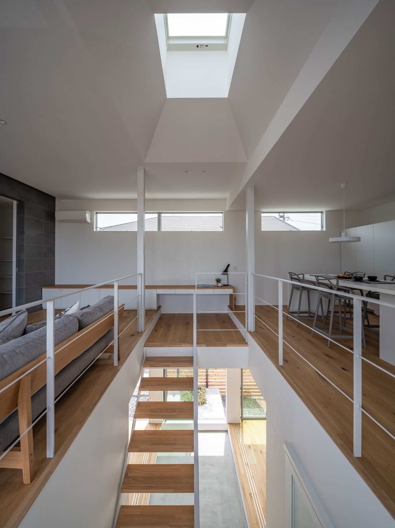 スケルトン階段の部分に吹き抜けと天窓が設けられたLDK・フリーダムアーキテクツの事例 注文住宅・デザイン住宅建築実例_『CASE704 with a view』_階段